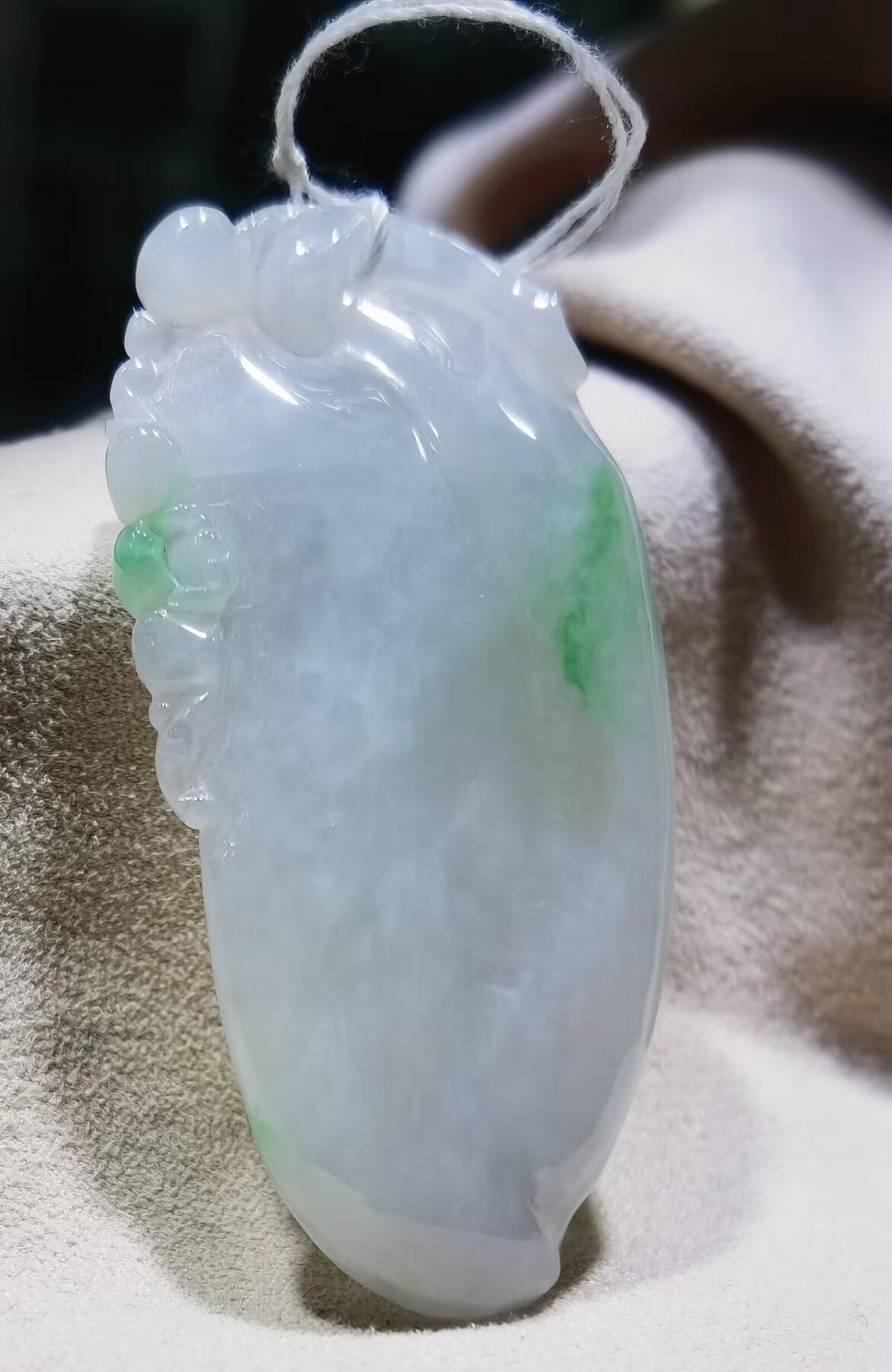 纯天然翡翠富瓜白底漂阳绿，水润十足，料大干净！尺寸:54mm*28mm*8mm