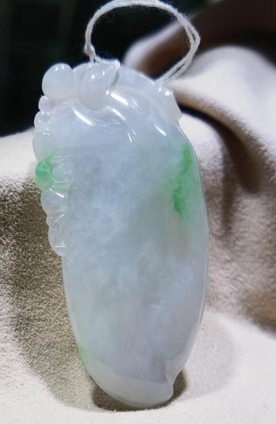 纯天然翡翠富瓜白底漂阳绿，水润十足，料大干净！尺寸:54mm*28mm*8mm 纯天然翡翠富瓜白底漂阳绿，水润十足，料大干净！尺寸:54mm*28mm*8mm