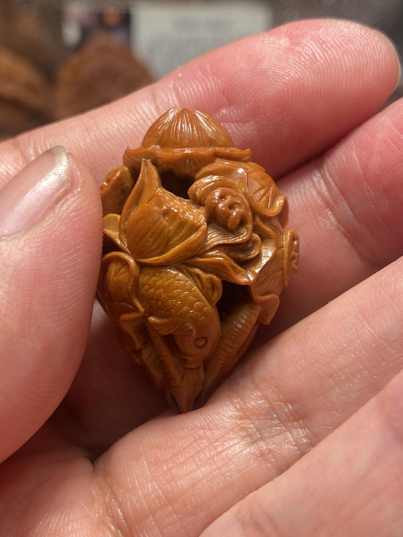 苏工核雕放漏价 苏工核雕四花老核年年有余，荷花鲤鱼，老苏工市场极罕见，喜欢的来，尺寸2。6x3。6可搭任何串串
