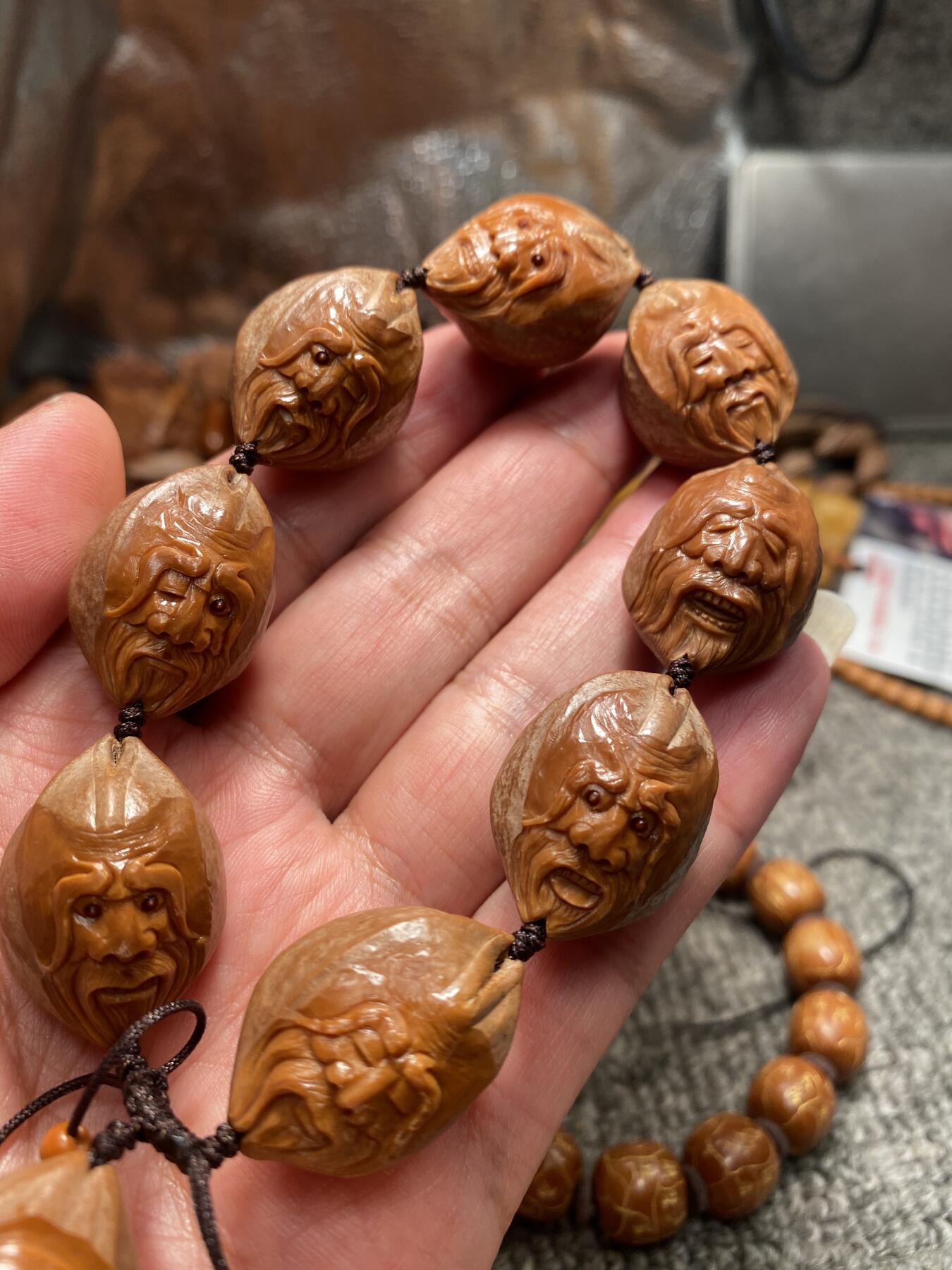 苏工核雕放漏价 苏工核雕纯手工雕刻铁核留刀痕手串，南极仙翁，表情丰富，核色红润，立体感十足尺寸2。0x2。8喜欢的来