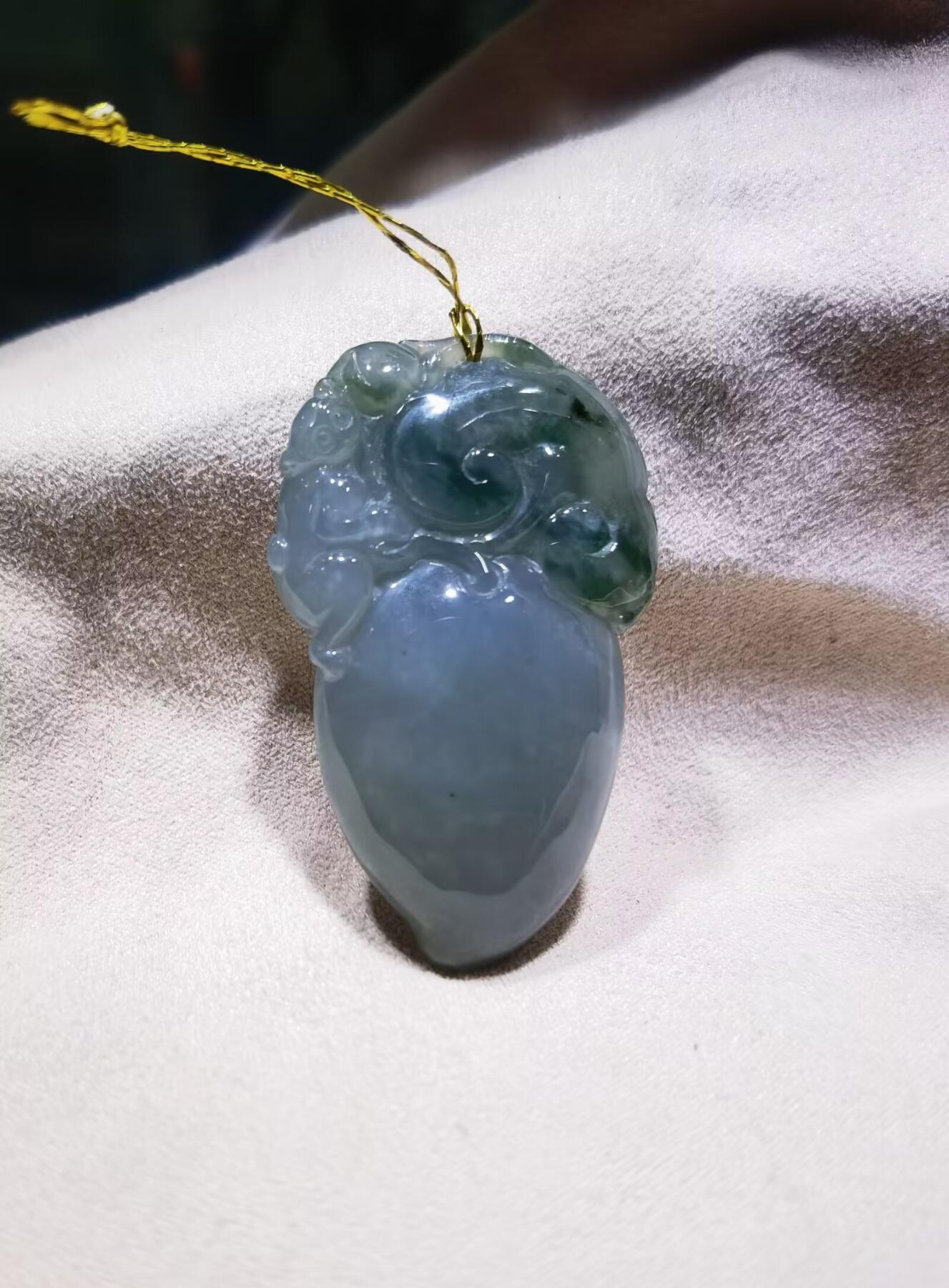老坑口翡翠灵猴献寿油青，种水较好，灵猴献寿，尺寸:43mm*26mm*11mm老坑料水润度较高！店主非专业拍摄，因角度光线拍照跟视频曝光率不同可能会有轻微色差，视频近乎于实物色，几乎零色差！
