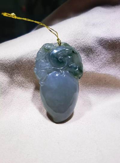 老坑口翡翠灵猴献寿油青，种水较好，灵猴献寿，尺寸:43mm*26mm*11mm老坑料水润度较高！店主非专业拍摄，因角度光线拍照跟视频曝光率不同可能会有轻微色差，视频近乎于实物色，几乎零色差！ 老坑口翡翠灵猴献寿油青，种水较好，灵猴献寿，尺寸:43mm*26mm*11mm老坑料水润度较高！店主非专业拍摄，因角度光线拍照跟视频曝光率不同可能会有轻微色差，视频近乎于实物色，几乎零色差！