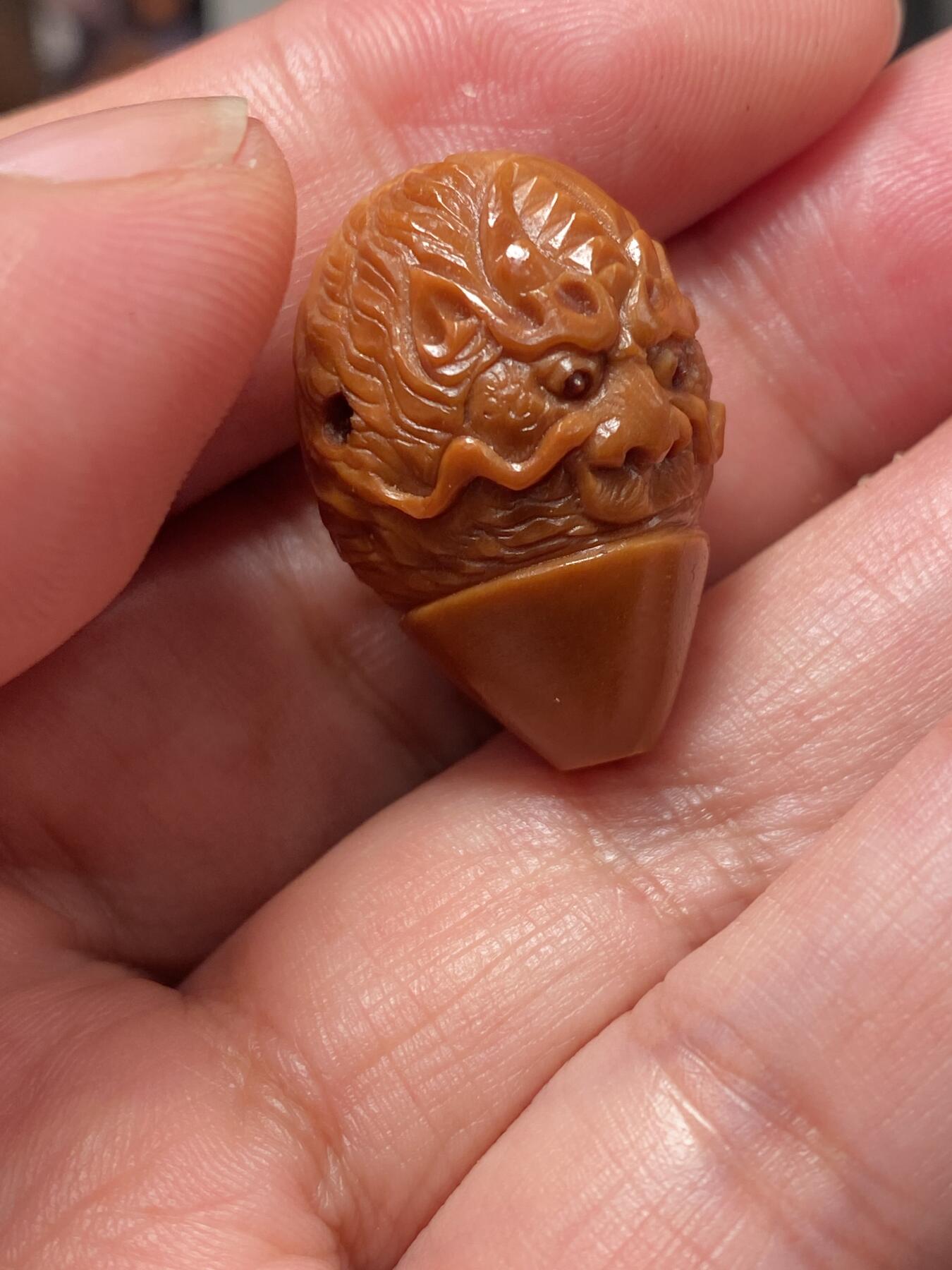 苏工核雕放漏价 苏工核雕，纯手工铁核龙三通来一个，尺寸1。95x2.8市场不多见，深雕，等待有缘人，可搭配任何材质的串串