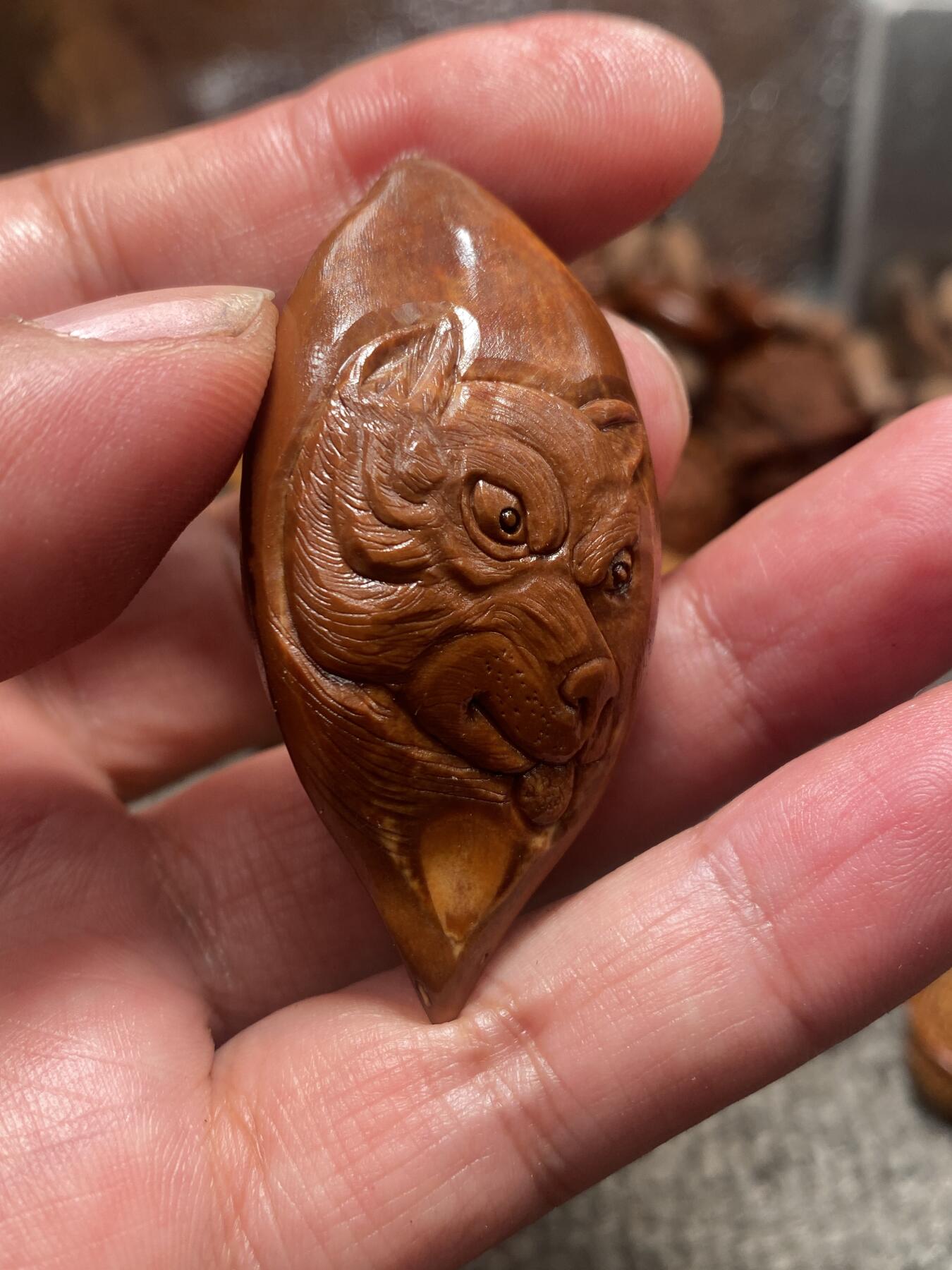 苏工核雕放漏价 苏工核雕纯手工雕刻，忠诚卫士，巴西大核手作，个性十足，美不胜收，尺寸2.7x5.7喜欢的来价格不贵