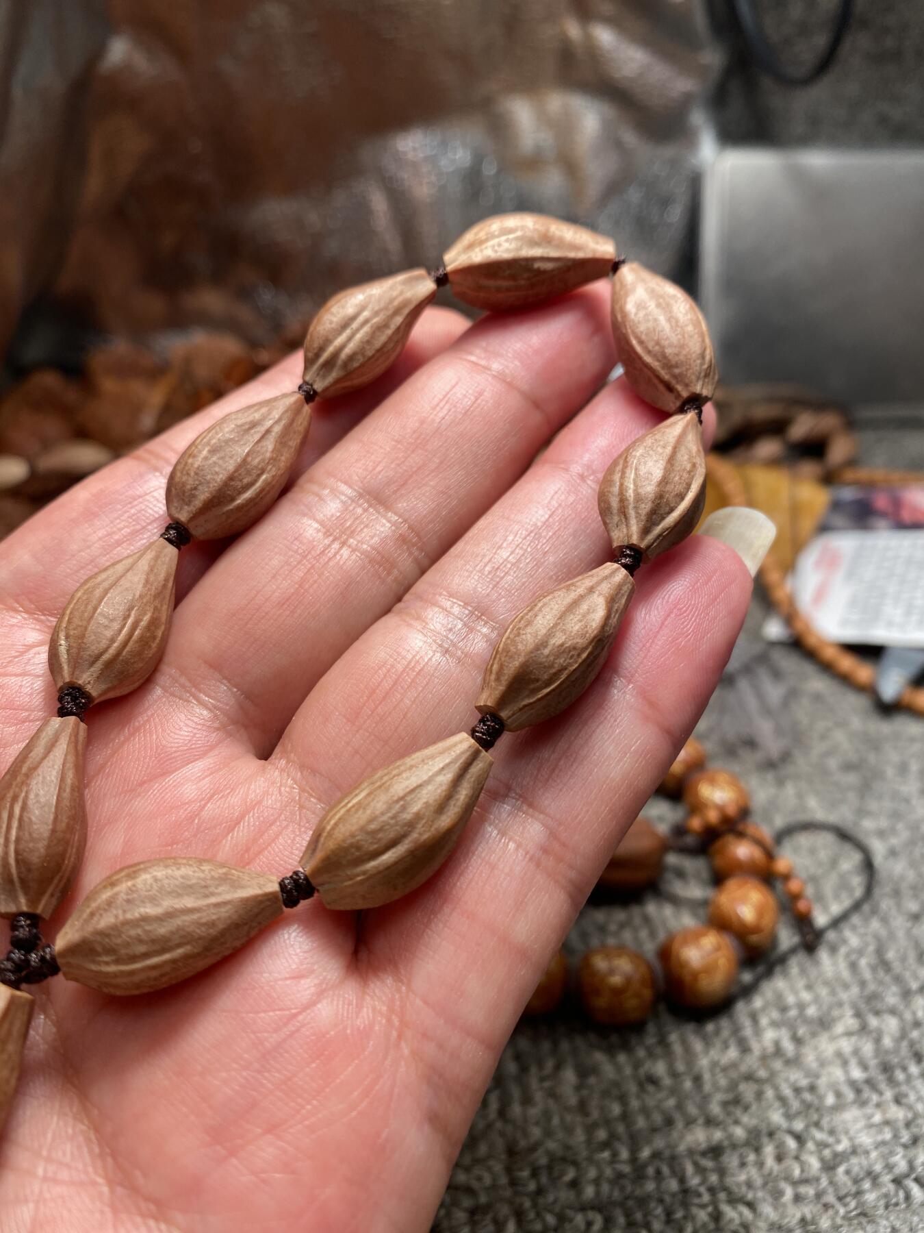 苏工核雕放漏价 苏工核雕天然原皮手串，铁核四花，核色红润，市场少见，尺寸1。15x2。1立体感十足喜欢的来