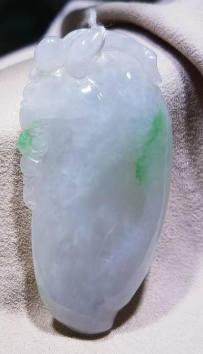 纯天然翡翠富瓜白底漂阳绿，水润十足，料大干净！尺寸:54mm*28mm*8mm 纯天然翡翠富瓜白底漂阳绿，水润十足，料大干净！尺寸:54mm*28mm*8mm