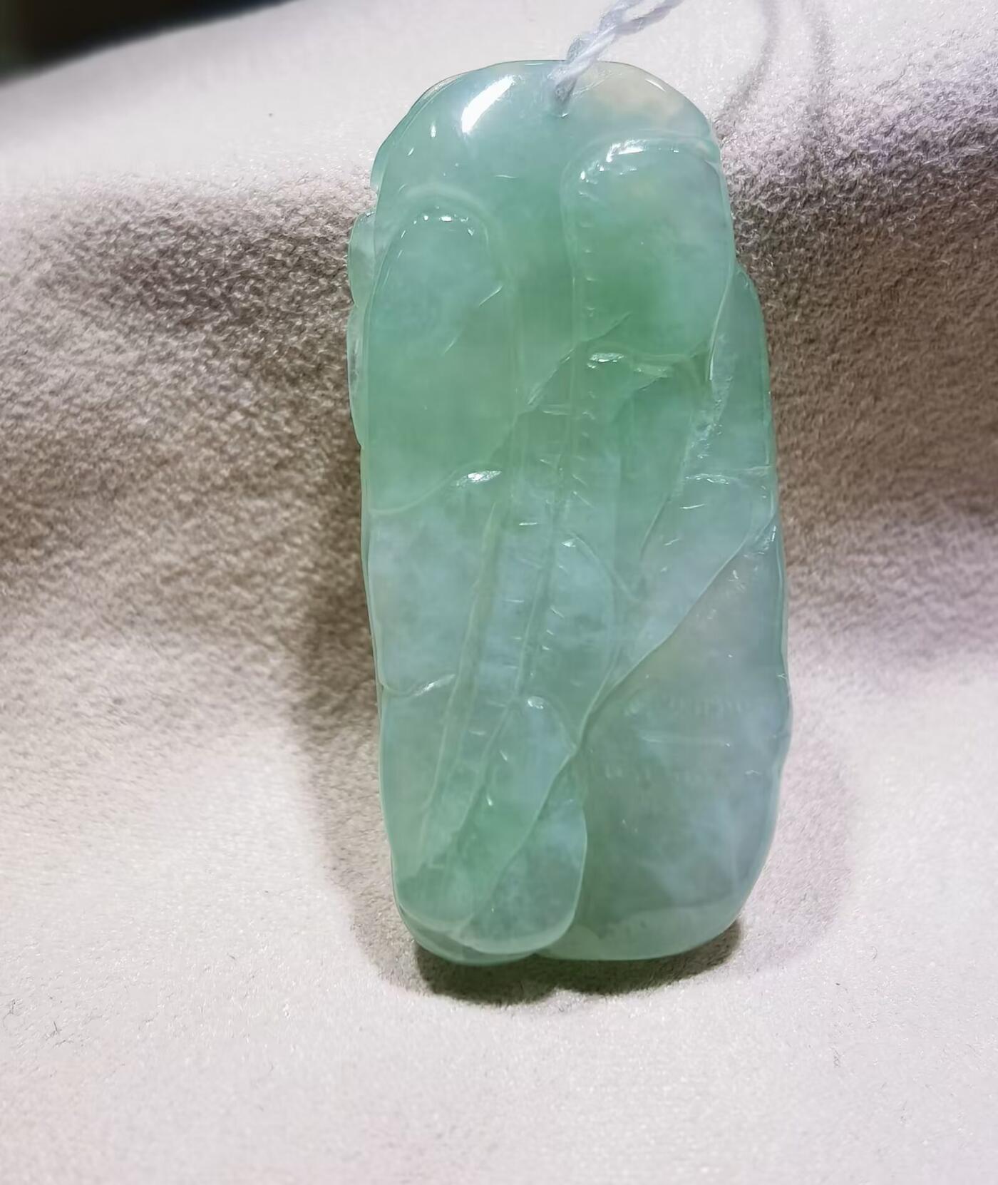 翡翠喜上眉梢清新淡雅吊坠挂件老坑料，清新淡雅，水润冰透，双面雕刻，尺寸:40mm*19mm