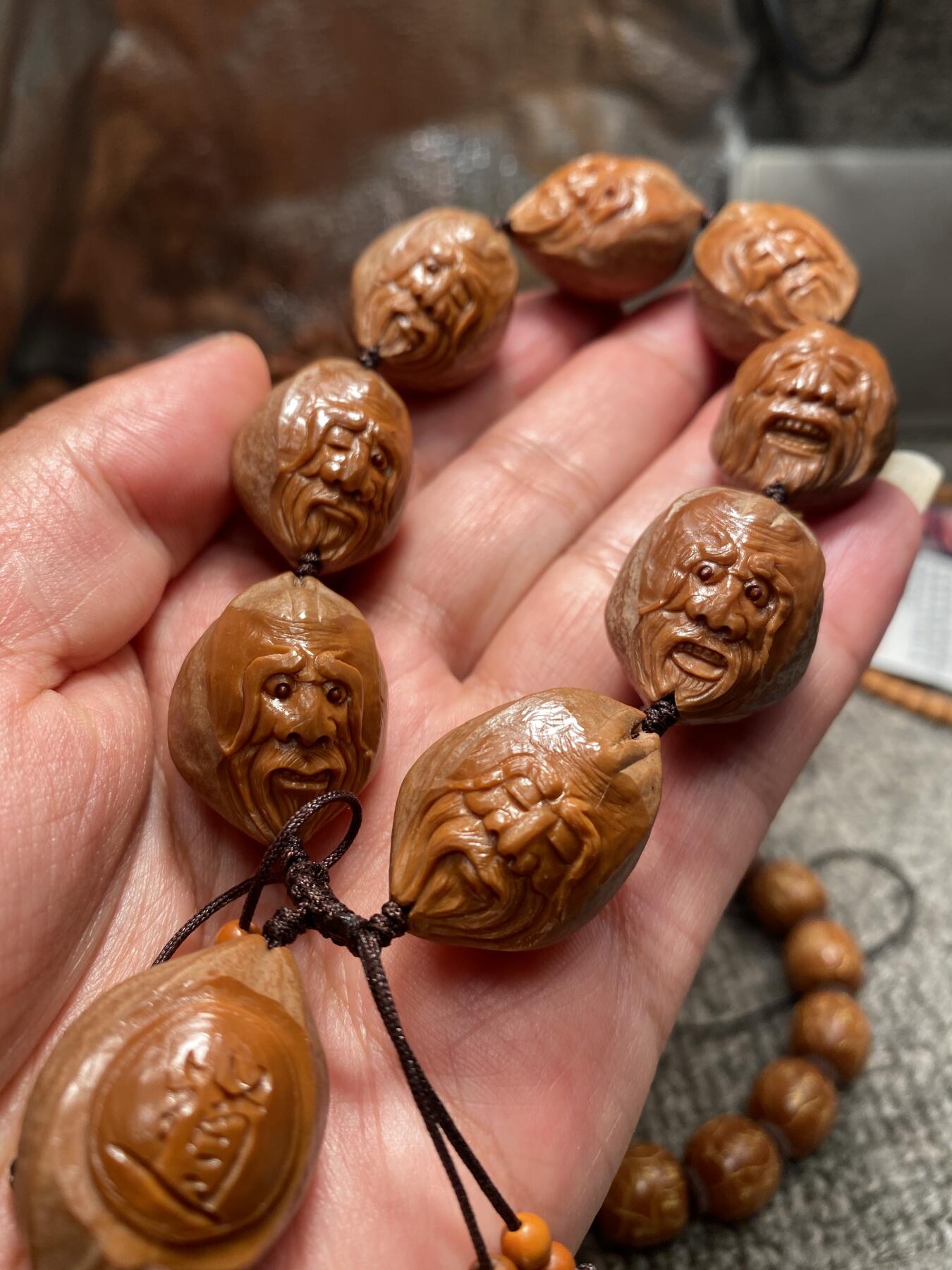 苏工核雕放漏价 苏工核雕纯手工雕刻铁核留刀痕手串，南极仙翁，表情丰富，核色红润，立体感十足尺寸2。0x2。8喜欢的来