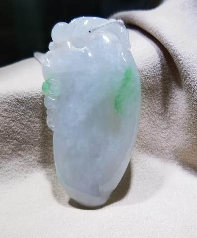 纯天然翡翠富瓜白底漂阳绿，水润十足，料大干净！尺寸:54mm*28mm*8mm - 纯天然翡翠富瓜白底漂阳绿，水润十足，料大干净！尺寸:54mm*28mm*8mm