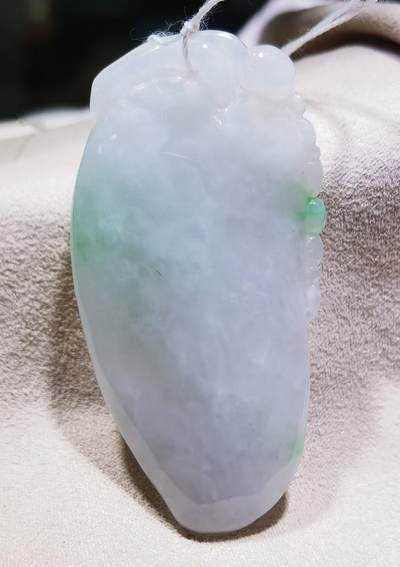 纯天然翡翠富瓜白底漂阳绿，水润十足，料大干净！尺寸:54mm*28mm*8mm 纯天然翡翠富瓜白底漂阳绿，水润十足，料大干净！尺寸:54mm*28mm*8mm