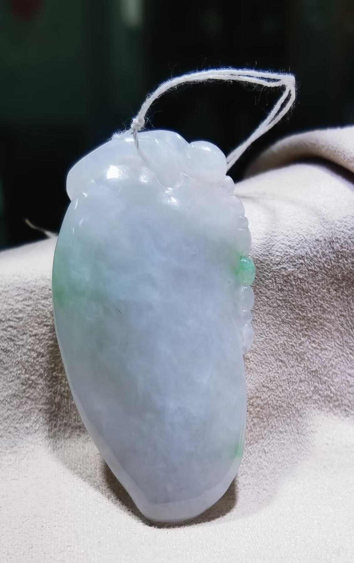 纯天然翡翠富瓜白底漂阳绿，水润十足，料大干净！尺寸:54mm*28mm*8mm