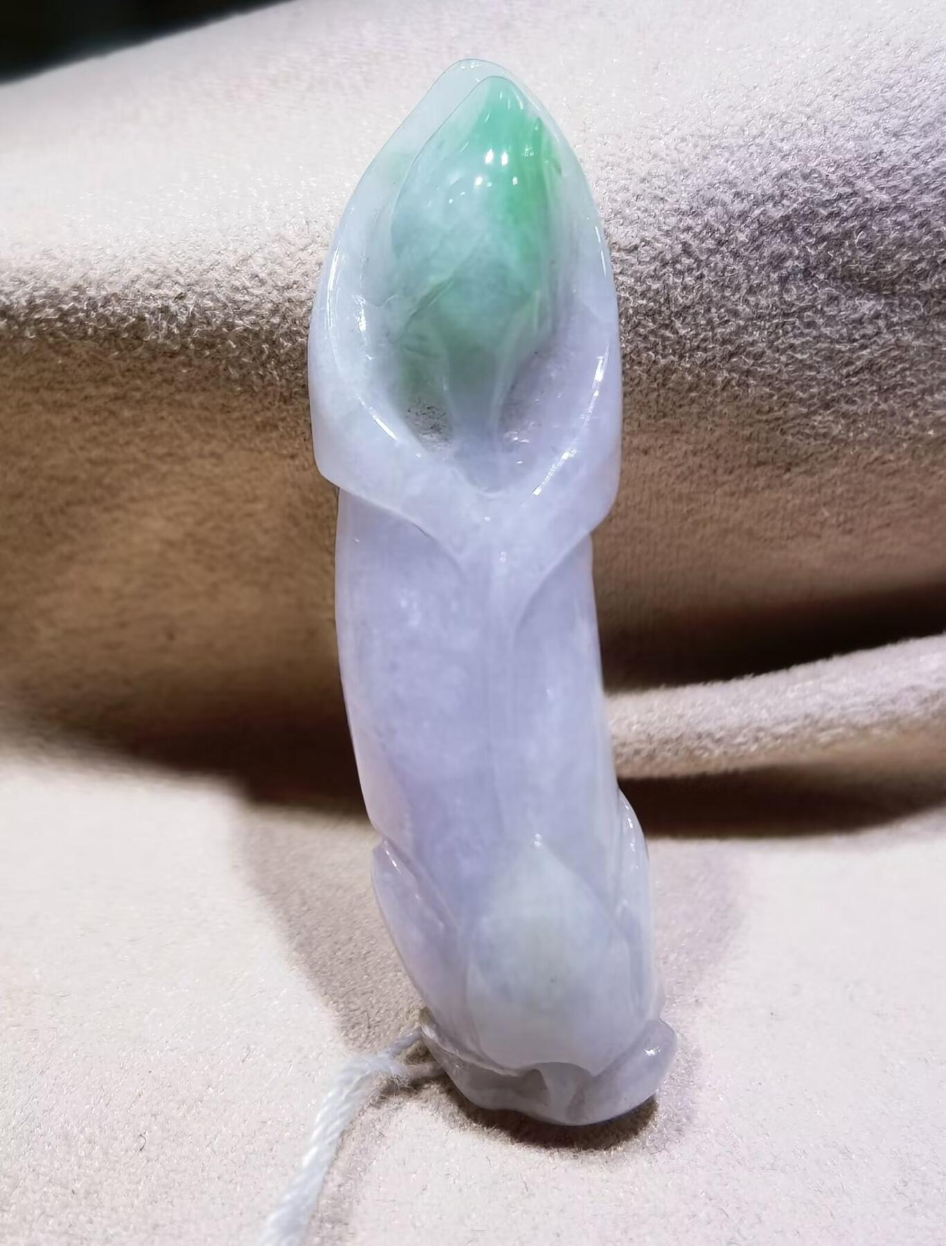 春带彩雕刻冰清玉洁花开富贵整体紫罗兰俏色巧雕花开富贵！尺寸:46mm*13mm*9mm