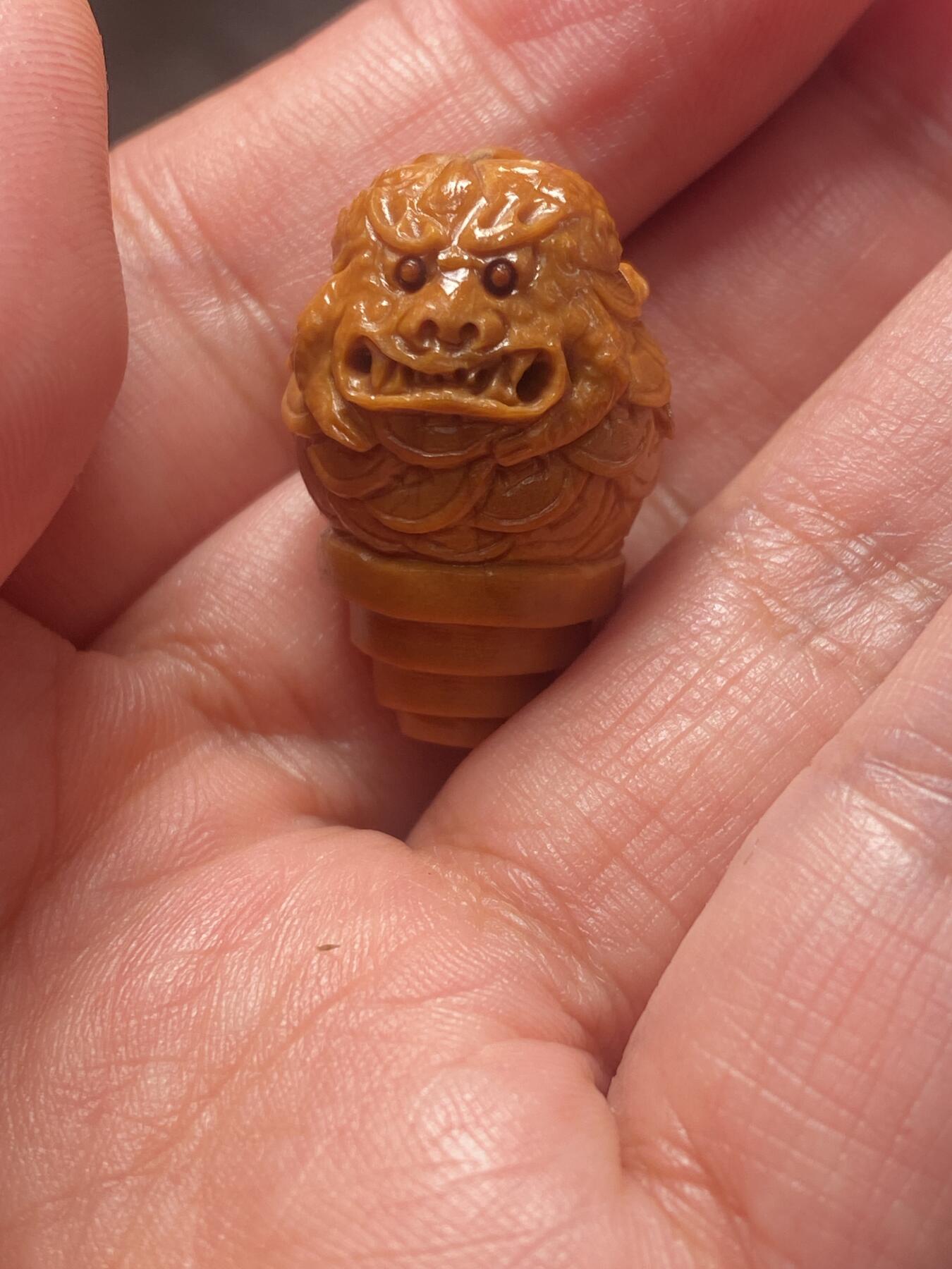 苏工核雕放漏价 苏工核雕，纯刀工，吞金兽三通来一个，大尺寸，1。9x2.8市场不多见，深雕，等待有缘人，可搭配任何材质的串串