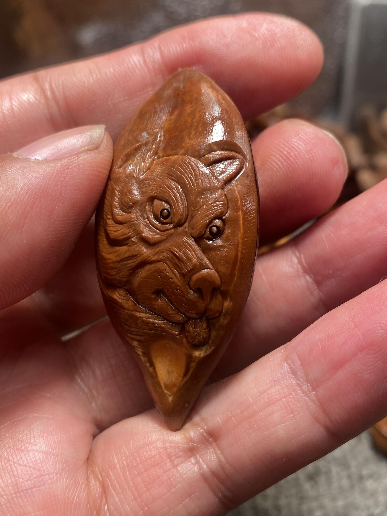 苏工核雕放漏价 苏工核雕纯手工雕刻，忠诚卫士，巴西大核手作，个性十足，美不胜收，尺寸2.7x5.7喜欢的来价格不贵