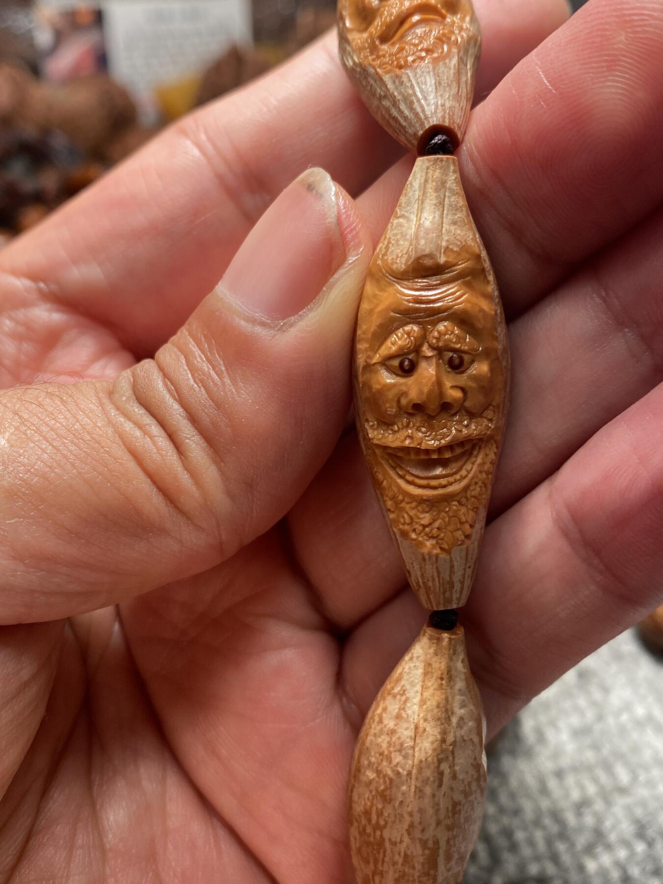 苏工核雕放漏价 福利苏工核雕手工柳叶老籽七星罗汉，手串手持，一年能包桨的硬货尺寸1。6x4.35喜欢的来价格不贵