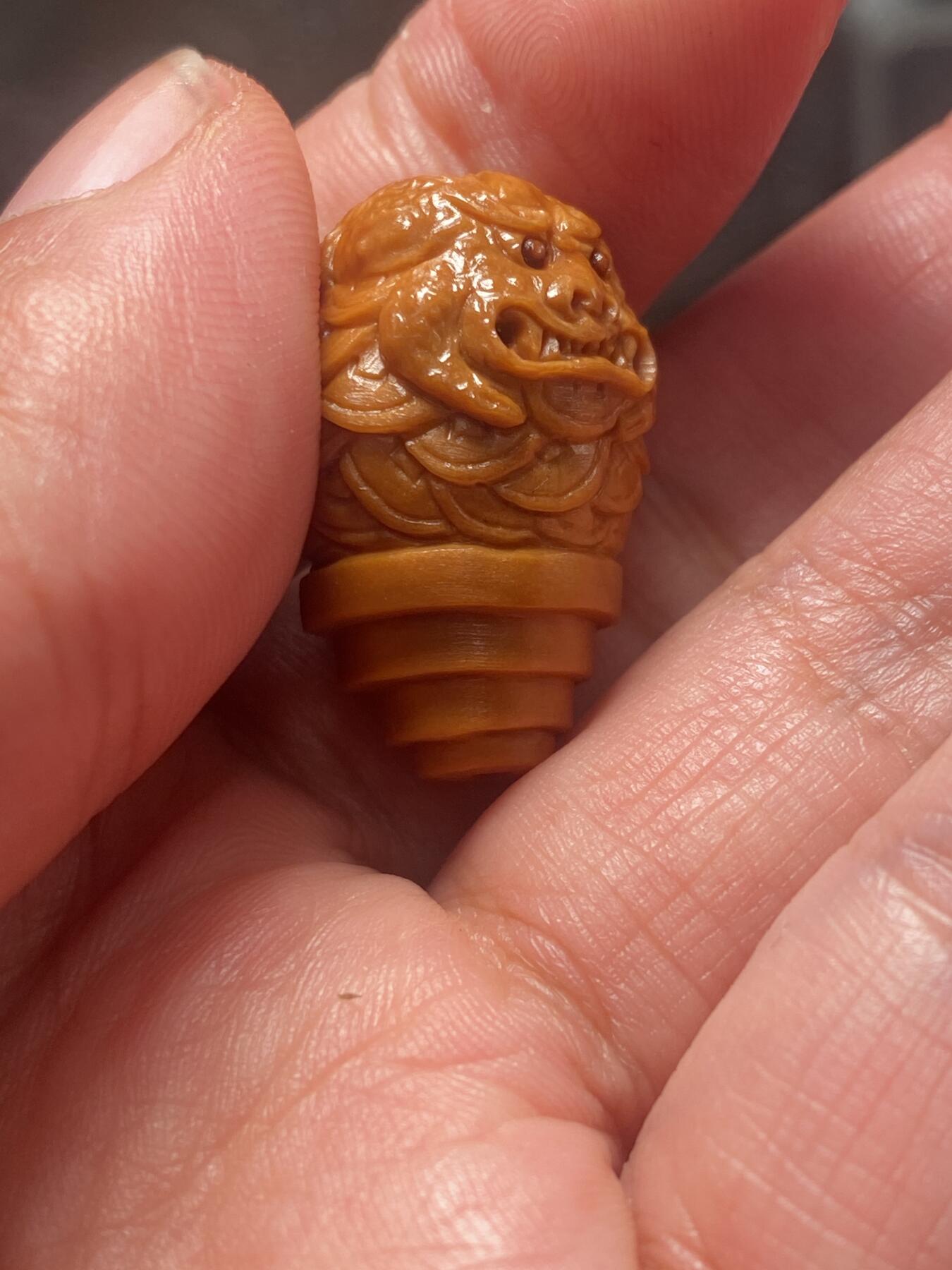 苏工核雕放漏价 苏工核雕，纯刀工，吞金兽三通来一个，大尺寸，1。9x2.8市场不多见，深雕，等待有缘人，可搭配任何材质的串串