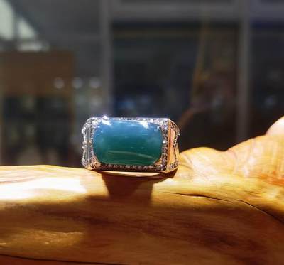 湖水蓝马鞍男戒水润十足，无杂无裂，低调内敛，干净漂亮！裸石尺寸:15mm*9mm圈口:22纯银镶嵌！ 湖水蓝马鞍男戒水润十足，无杂无裂，低调内敛，干净漂亮！裸石尺寸:15mm*9mm圈口:22纯银镶嵌！