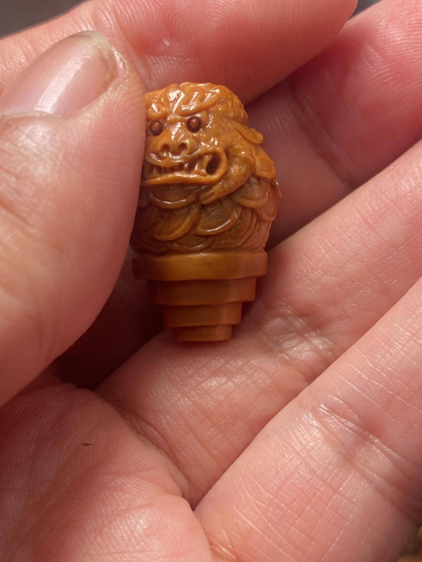苏工核雕放漏价 苏工核雕，纯刀工，吞金兽三通来一个，大尺寸，1。9x2.8市场不多见，深雕，等待有缘人，可搭配任何材质的串串