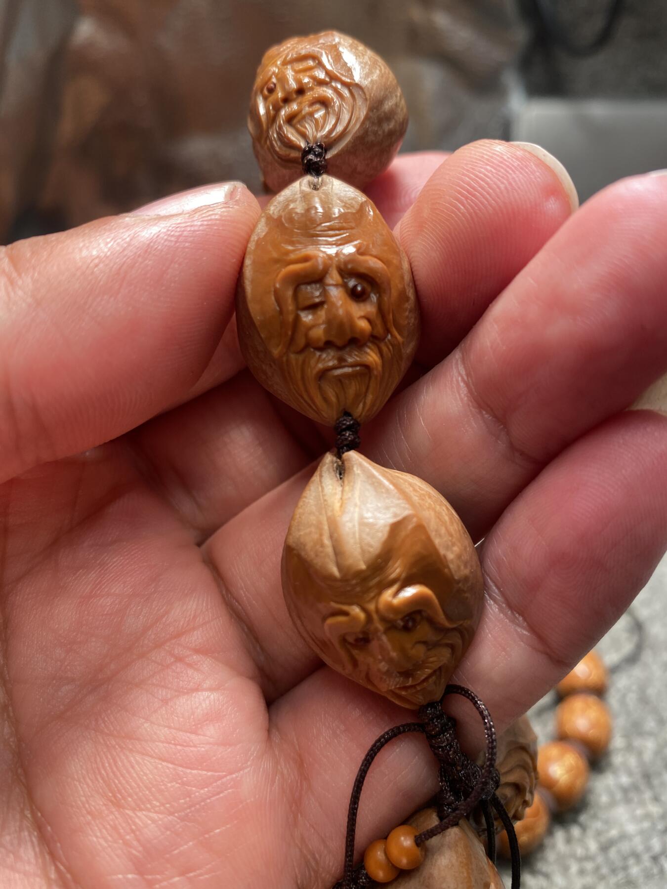 苏工核雕放漏价 苏工核雕纯手工雕刻铁核留刀痕手串，南极仙翁，表情丰富，核色红润，立体感十足尺寸2。0x2。8喜欢的来