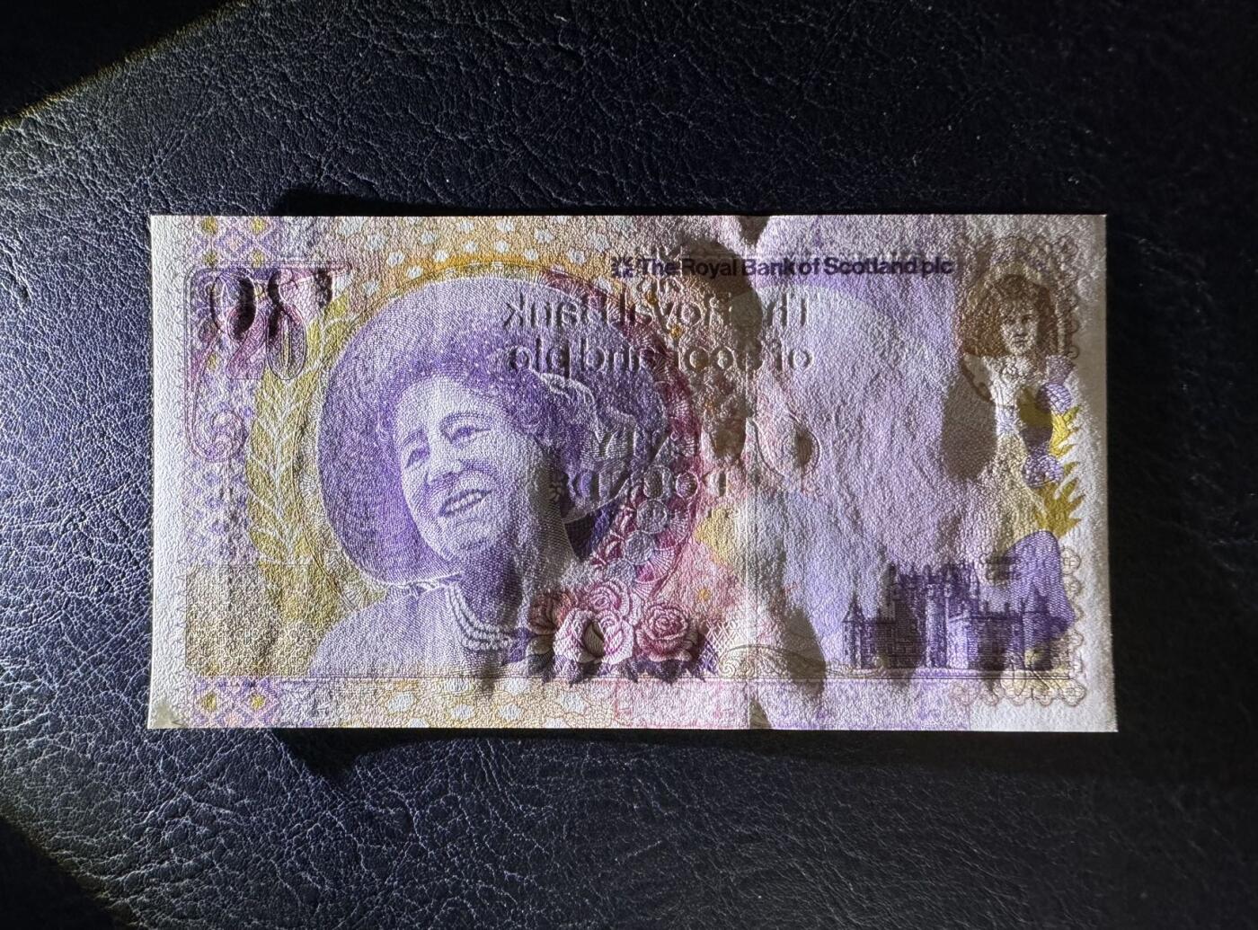 收藏联盟Quantum Auction 第378期拍卖  苏格兰皇家银行2000年20镑伊丽莎白王太后100周岁纪念钞 品相UNC 顶边有十分轻微的荧光点