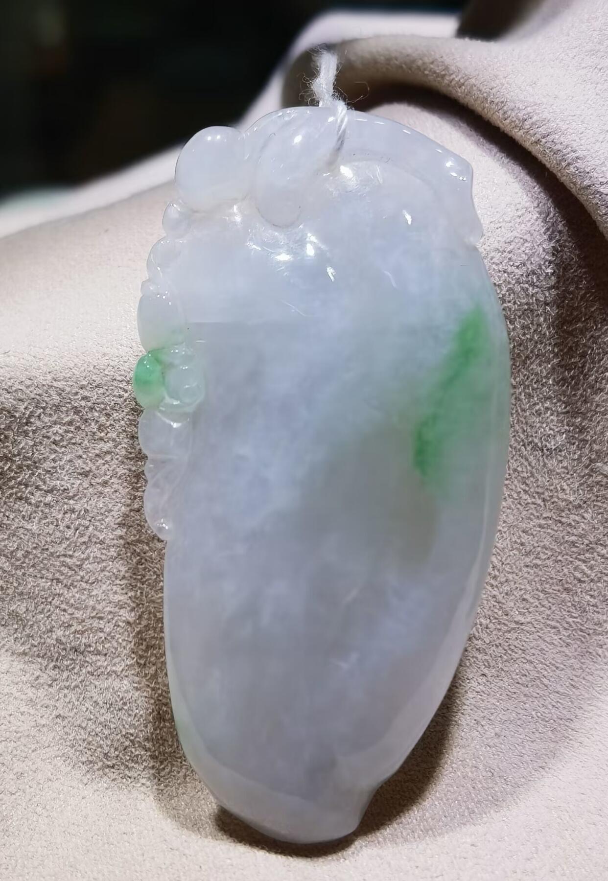 纯天然翡翠富瓜白底漂阳绿，水润十足，料大干净！尺寸:54mm*28mm*8mm