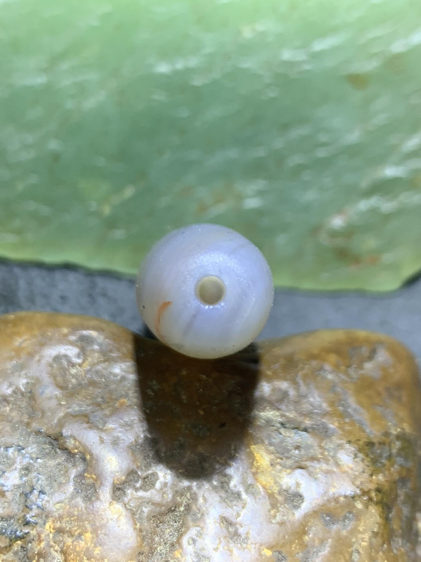 精美亚光高玉化巴西玛瑙手工俏色巧雕喜上眉梢随形桶珠一个