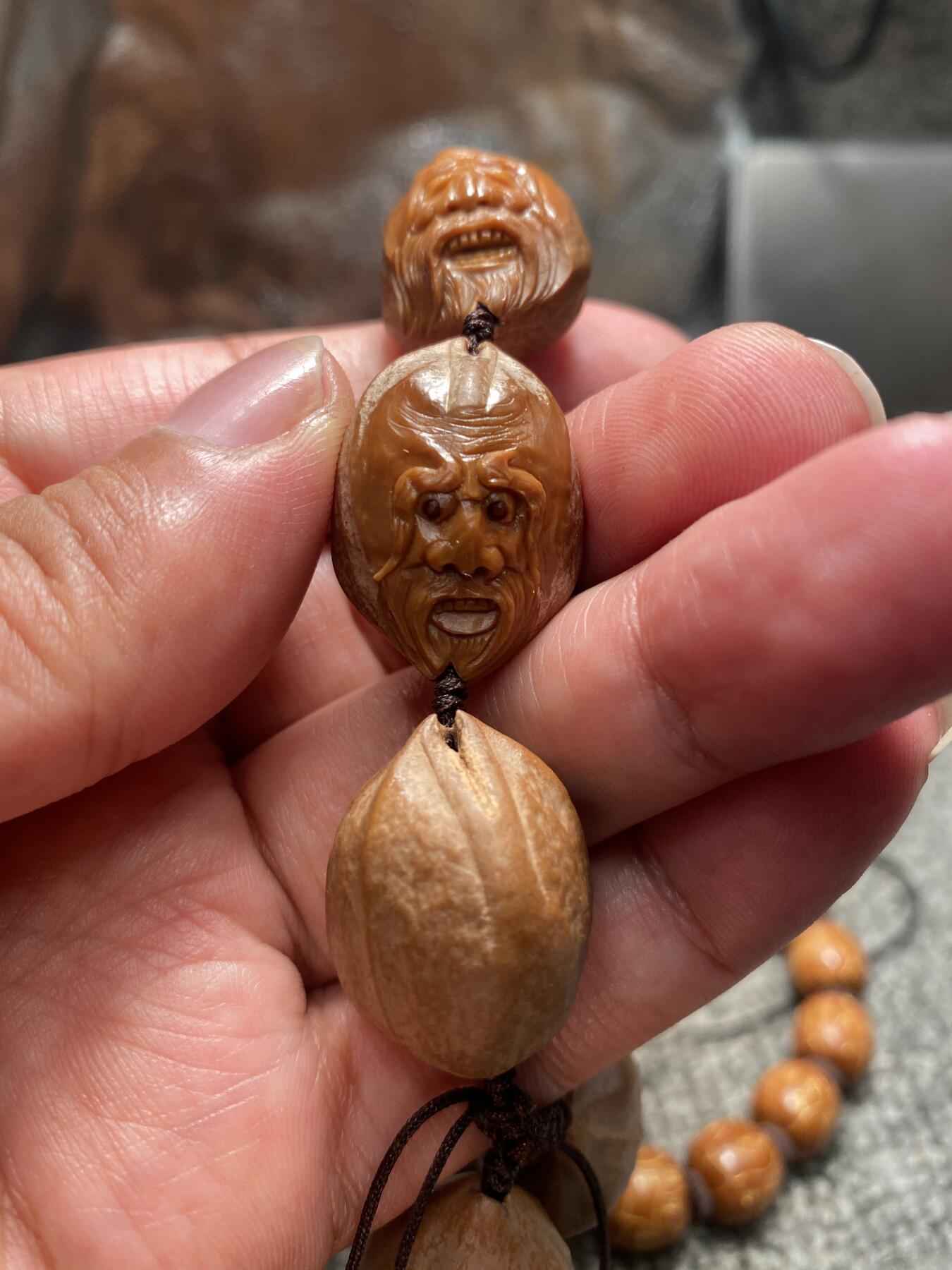 苏工核雕放漏价 苏工核雕纯手工雕刻铁核留刀痕手串，南极仙翁，表情丰富，核色红润，立体感十足尺寸2。0x2。8喜欢的来