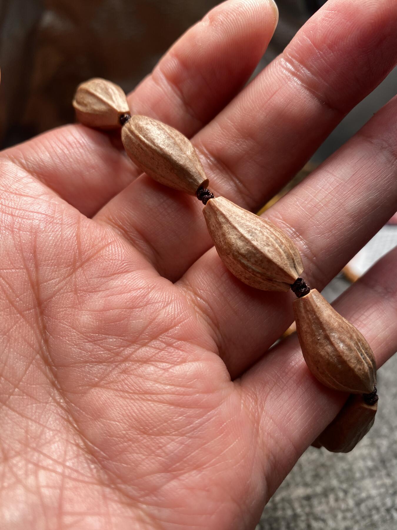 苏工核雕放漏价 苏工核雕天然原皮手串，铁核四花，核色红润，市场少见，尺寸1。15x2。1立体感十足喜欢的来