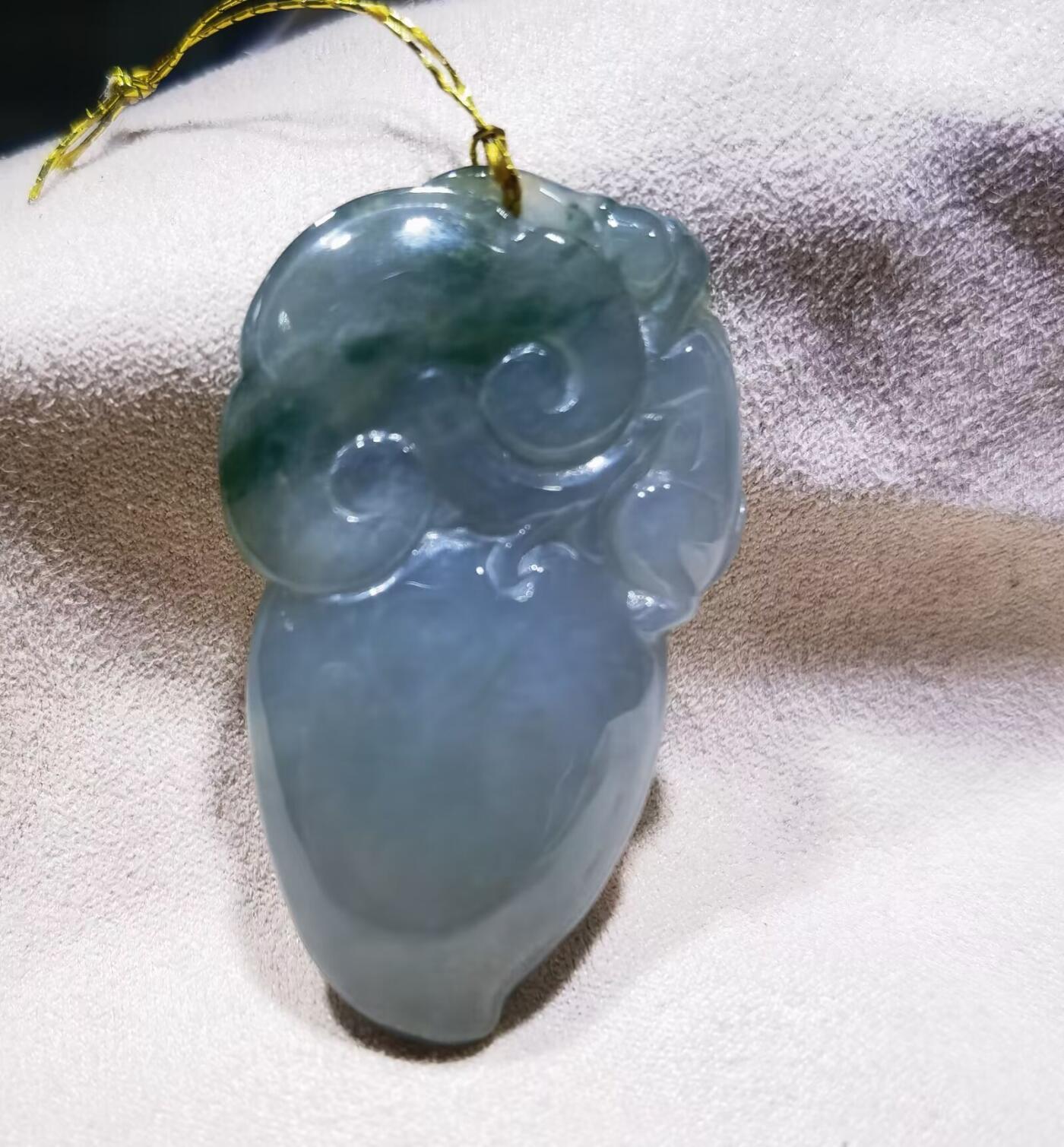 老坑口翡翠灵猴献寿油青，种水较好，灵猴献寿，尺寸:43mm*26mm*11mm老坑料水润度较高！店主非专业拍摄，因角度光线拍照跟视频曝光率不同可能会有轻微色差，视频近乎于实物色，几乎零色差！