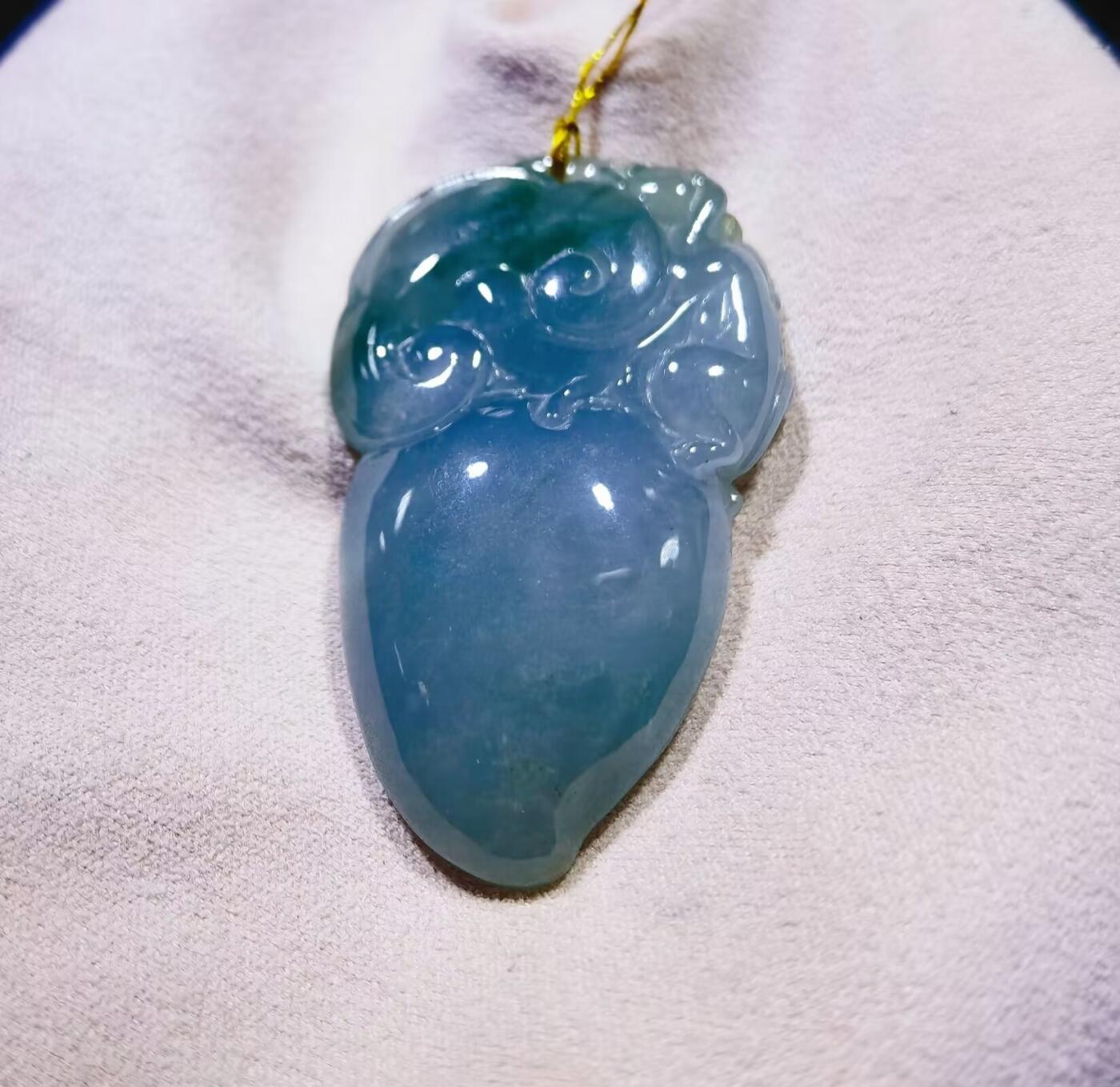 老坑口翡翠灵猴献寿油青，种水较好，灵猴献寿，尺寸:43mm*26mm*11mm老坑料水润度较高！店主非专业拍摄，因角度光线拍照跟视频曝光率不同可能会有轻微色差，视频近乎于实物色，几乎零色差！