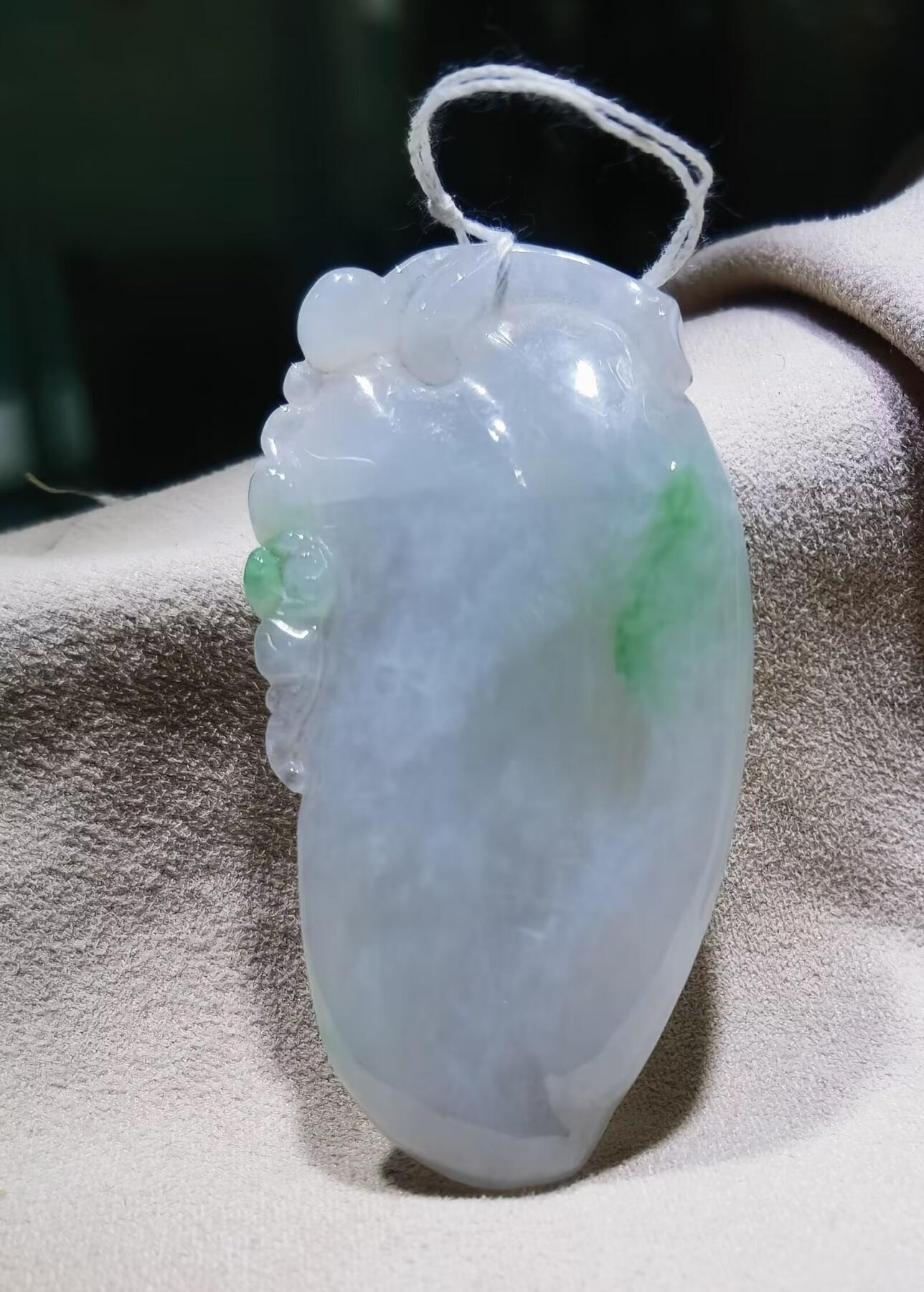 纯天然翡翠富瓜白底漂阳绿，水润十足，料大干净！尺寸:54mm*28mm*8mm