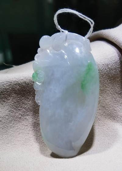 纯天然翡翠富瓜白底漂阳绿，水润十足，料大干净！尺寸:54mm*28mm*8mm 纯天然翡翠富瓜白底漂阳绿，水润十足，料大干净！尺寸:54mm*28mm*8mm