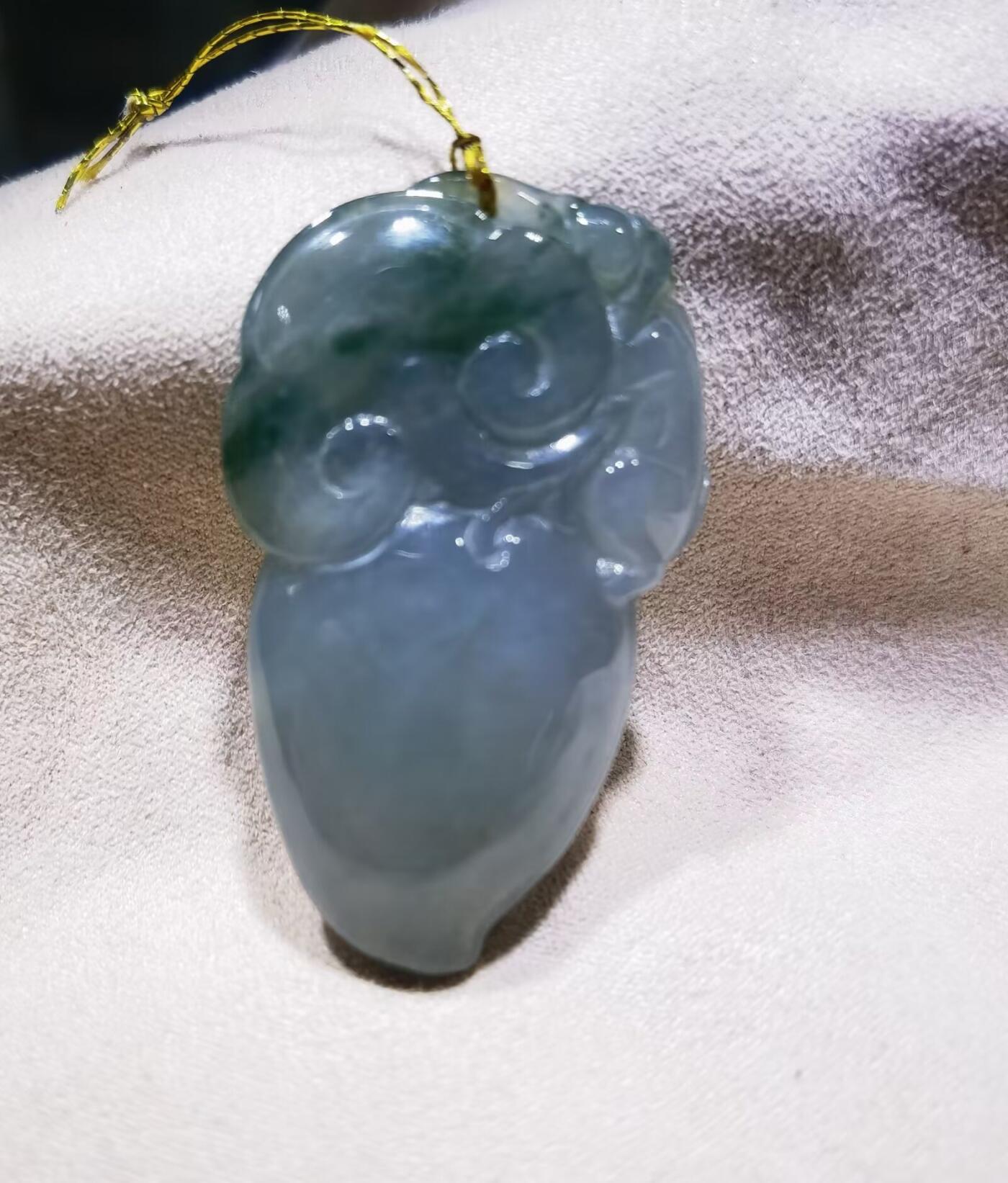 老坑口翡翠灵猴献寿油青，种水较好，灵猴献寿，尺寸:43mm*26mm*11mm老坑料水润度较高！店主非专业拍摄，因角度光线拍照跟视频曝光率不同可能会有轻微色差，视频近乎于实物色，几乎零色差！