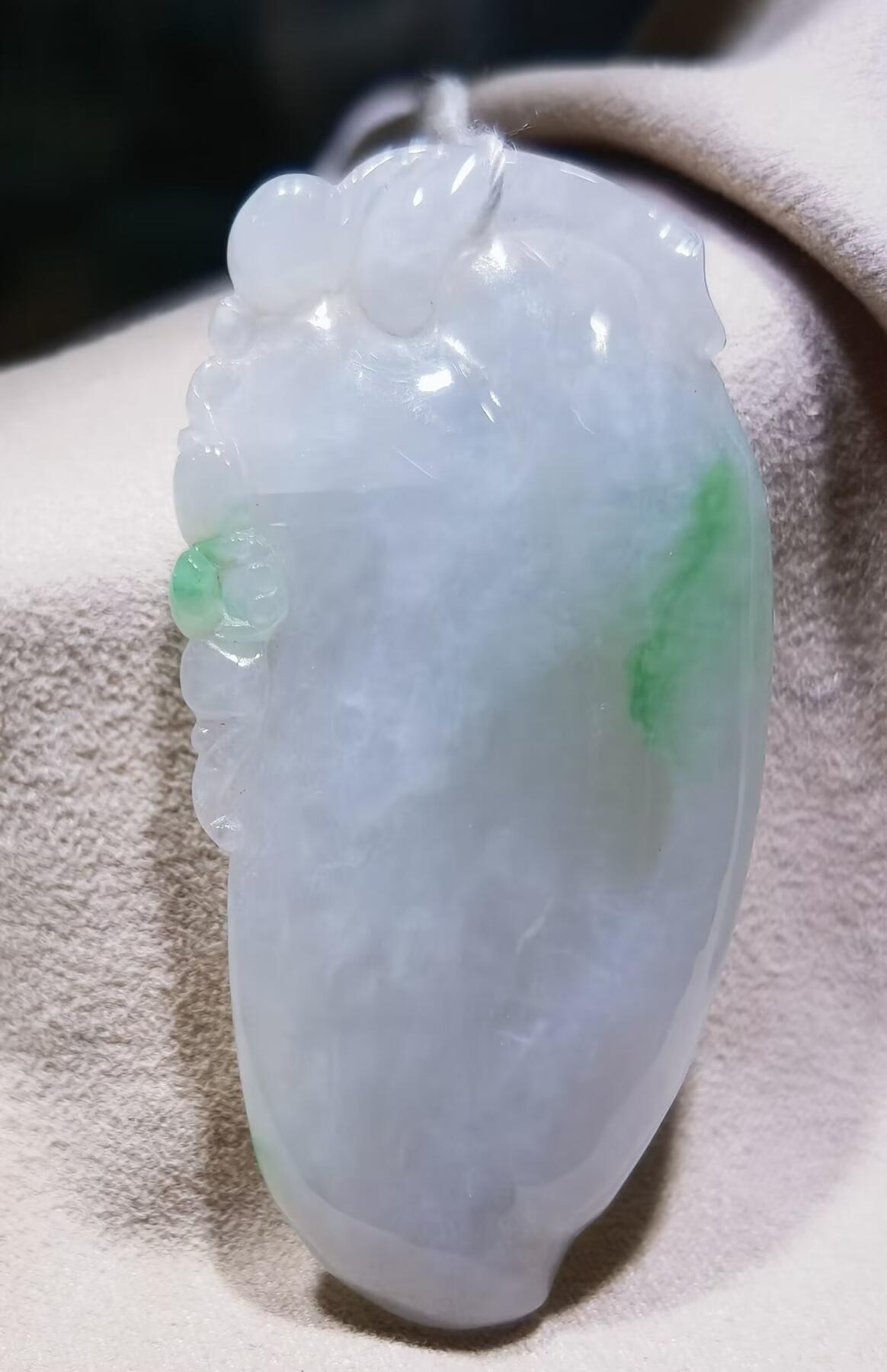 纯天然翡翠富瓜白底漂阳绿，水润十足，料大干净！尺寸:54mm*28mm*8mm