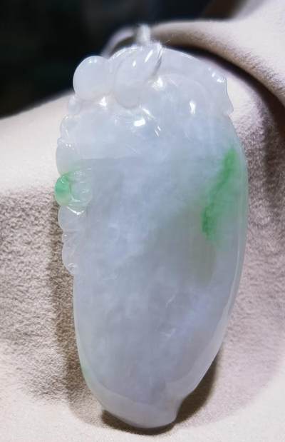 纯天然翡翠富瓜白底漂阳绿，水润十足，料大干净！尺寸:54mm*28mm*8mm 纯天然翡翠富瓜白底漂阳绿，水润十足，料大干净！尺寸:54mm*28mm*8mm