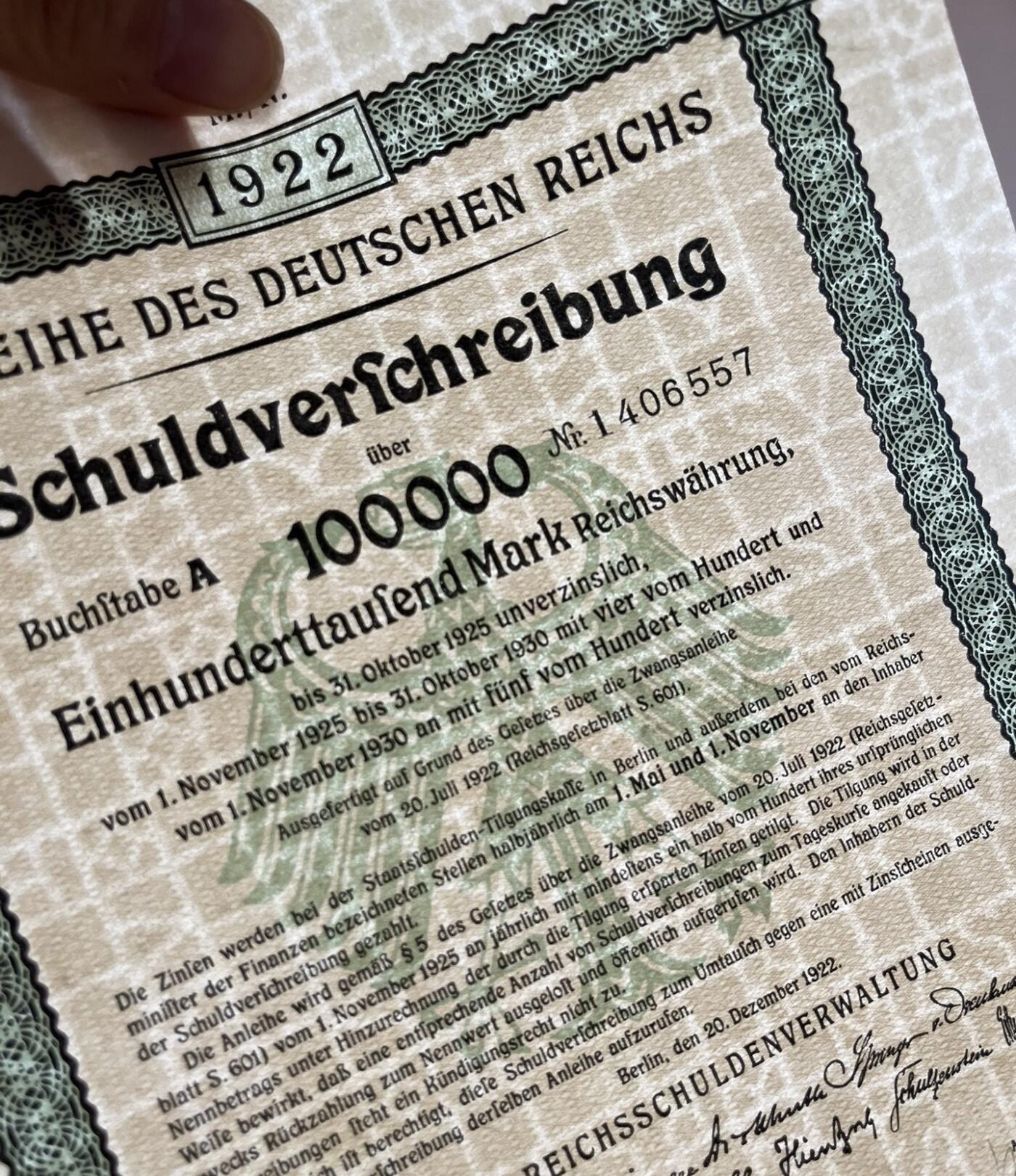 1922年柏林帝国10万马克战争债券，满版防伪印刷工艺