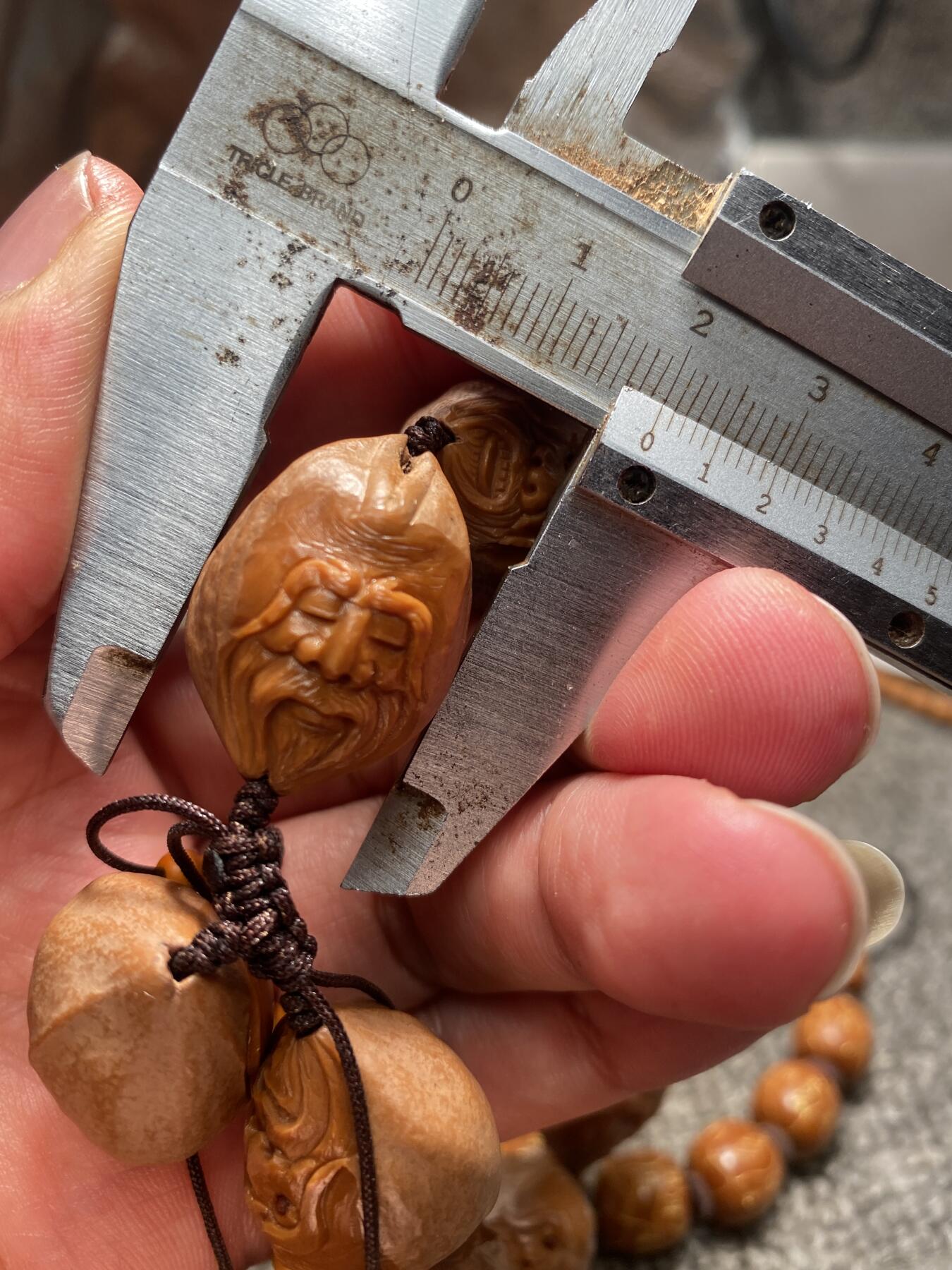 苏工核雕放漏价 苏工核雕纯手工雕刻铁核留刀痕手串，南极仙翁，表情丰富，核色红润，立体感十足尺寸2。0x2。8喜欢的来