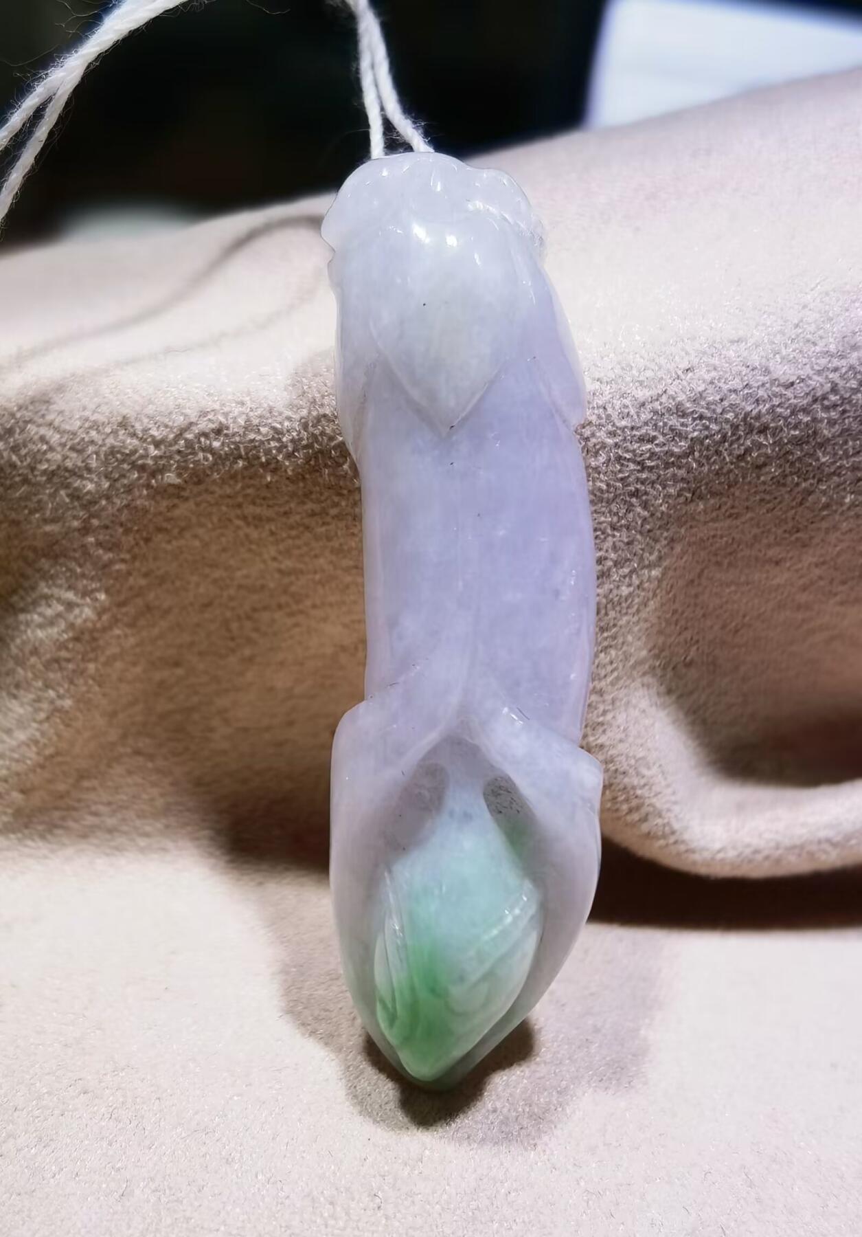 春带彩雕刻冰清玉洁花开富贵整体紫罗兰俏色巧雕花开富贵！尺寸:46mm*13mm*9mm