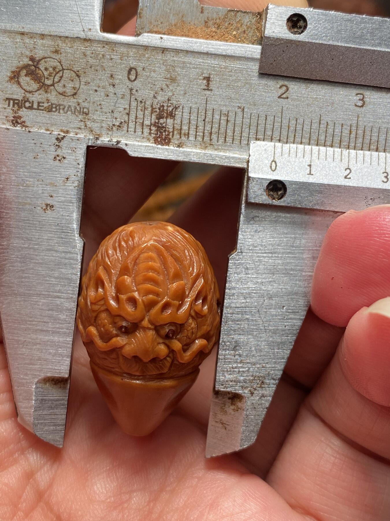 苏工核雕放漏价 苏工核雕，纯手工铁核龙三通来一个，尺寸1。95x2.8市场不多见，深雕，等待有缘人，可搭配任何材质的串串