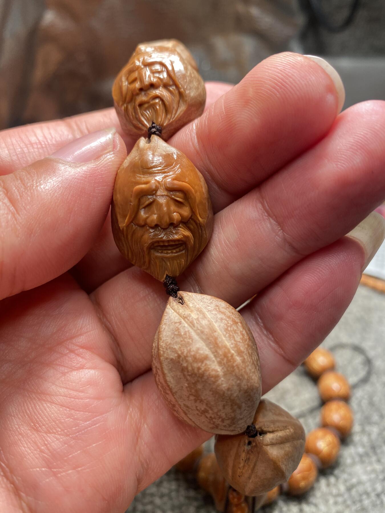 苏工核雕放漏价 苏工核雕纯手工雕刻铁核留刀痕手串，南极仙翁，表情丰富，核色红润，立体感十足尺寸2。0x2。8喜欢的来