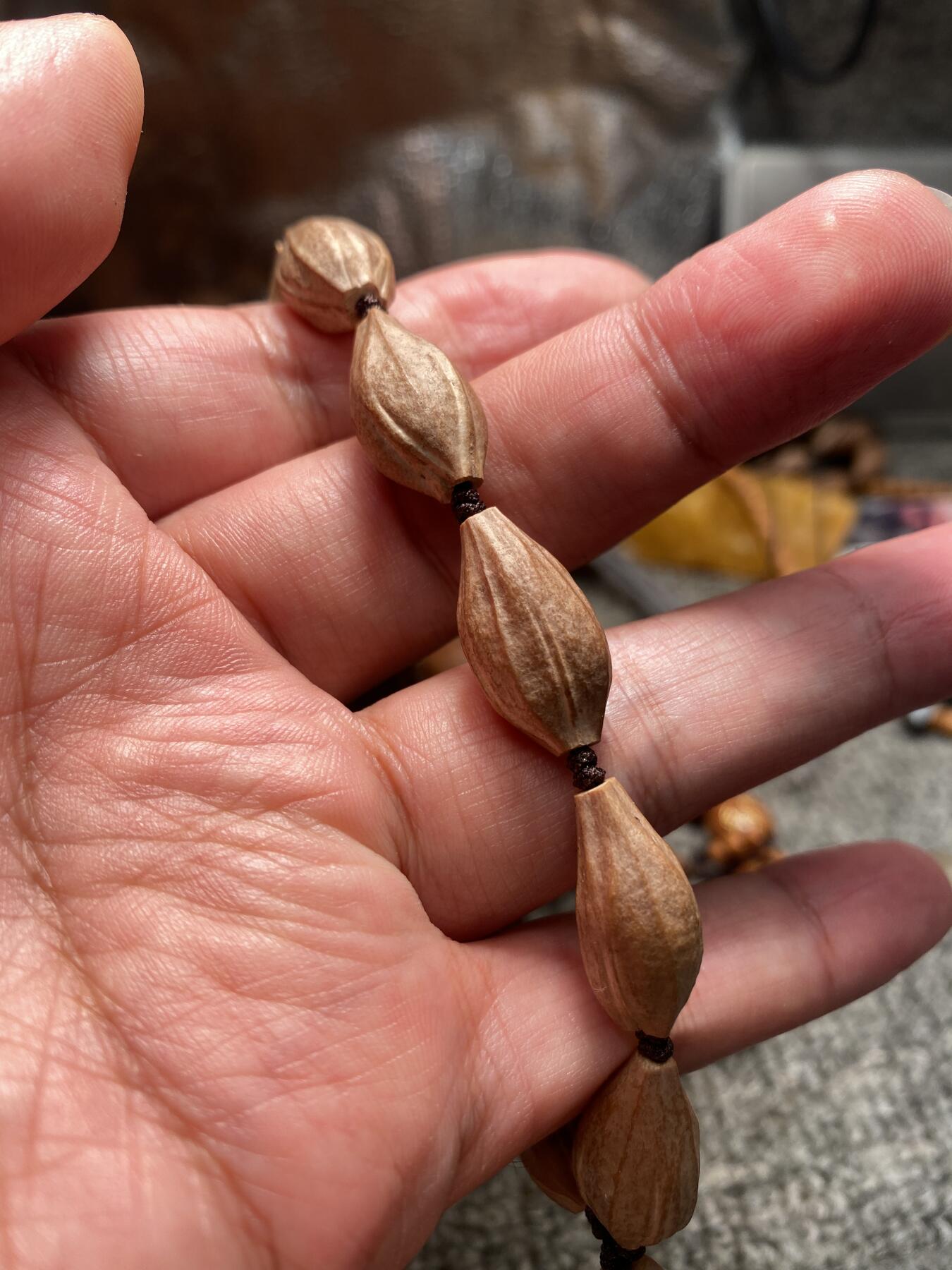 苏工核雕放漏价 苏工核雕天然原皮手串，铁核四花，核色红润，市场少见，尺寸1。15x2。1立体感十足喜欢的来