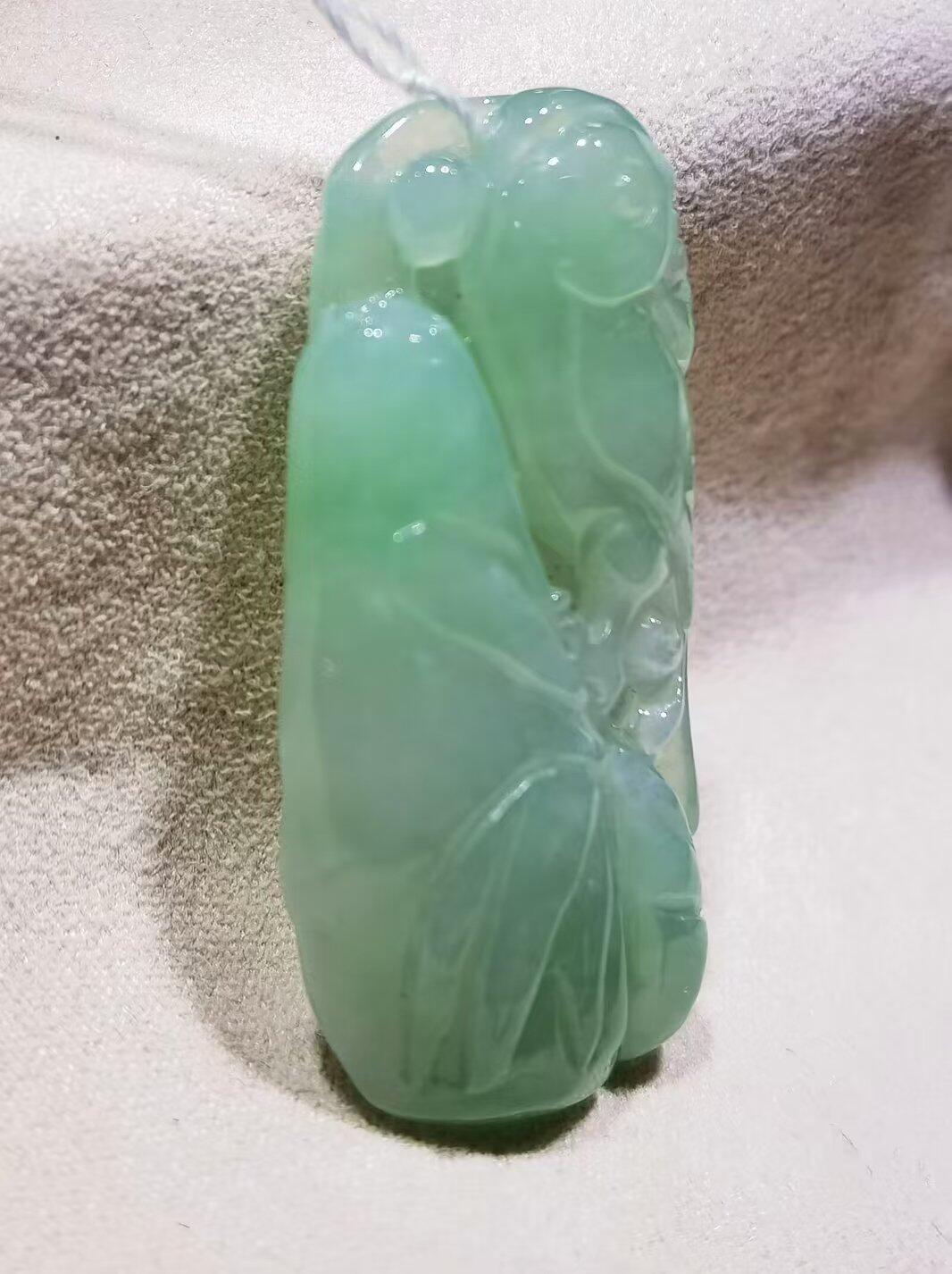 翡翠喜上眉梢清新淡雅吊坠挂件老坑料，清新淡雅，水润冰透，双面雕刻，尺寸:40mm*19mm