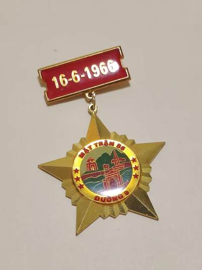 荷兰勋赏制服交流拍卖第104场 - 越南社会主义共和国1966年开拓南越B5战区纪念奖章 极品铜镀金 背打Z117即国防部厂 给越战老兵 稀有