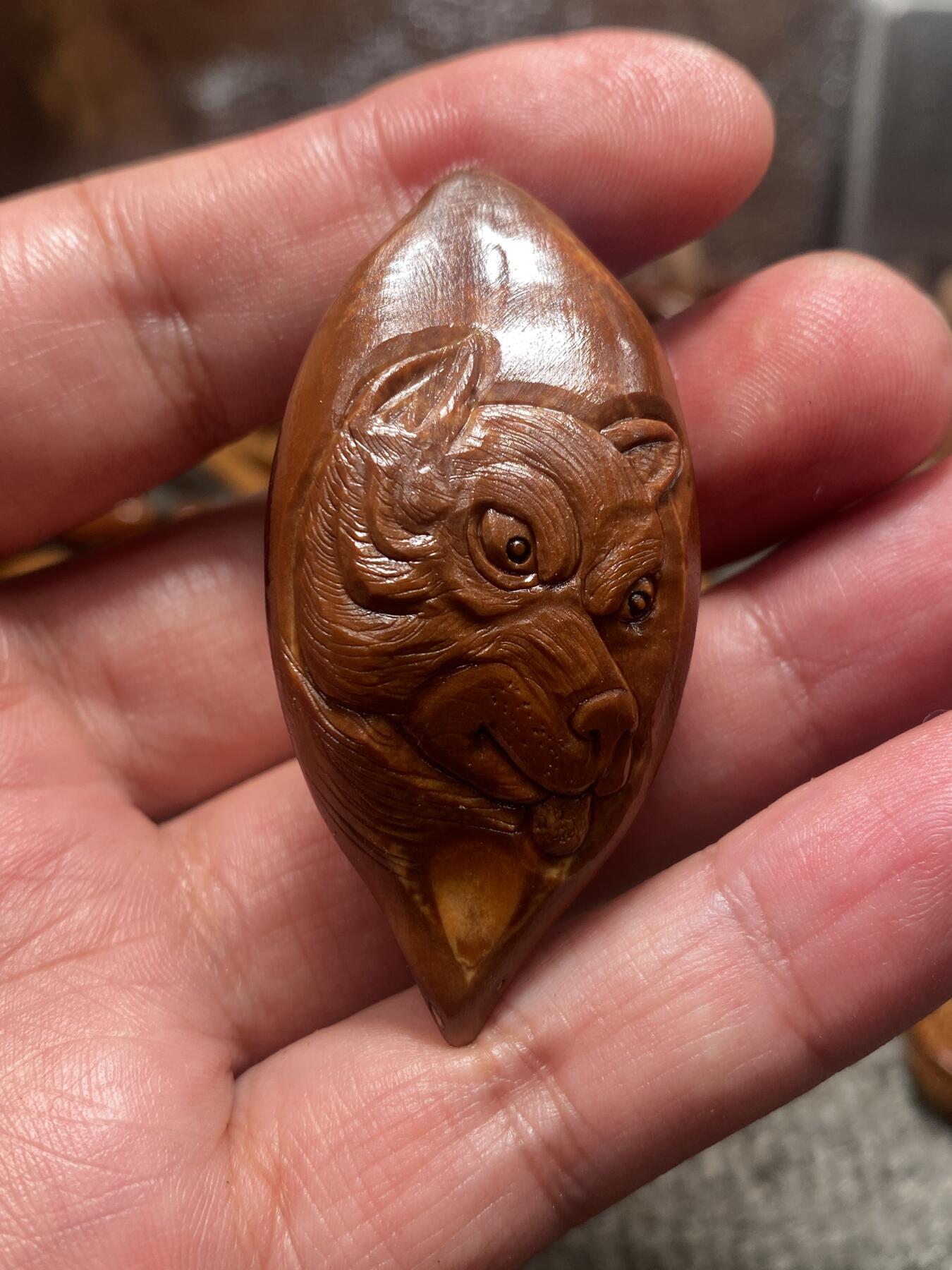 苏工核雕放漏价 苏工核雕纯手工雕刻，忠诚卫士，巴西大核手作，个性十足，美不胜收，尺寸2.7x5.7喜欢的来价格不贵