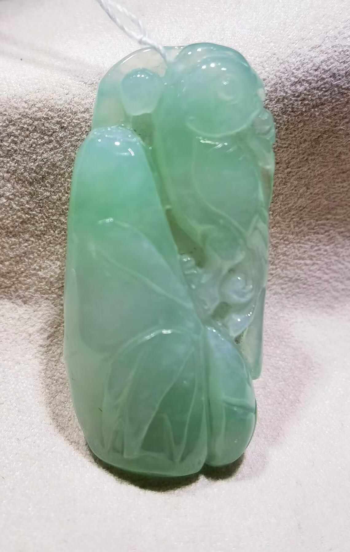 翡翠喜上眉梢清新淡雅吊坠挂件老坑料，清新淡雅，水润冰透，双面雕刻，尺寸:40mm*19mm
