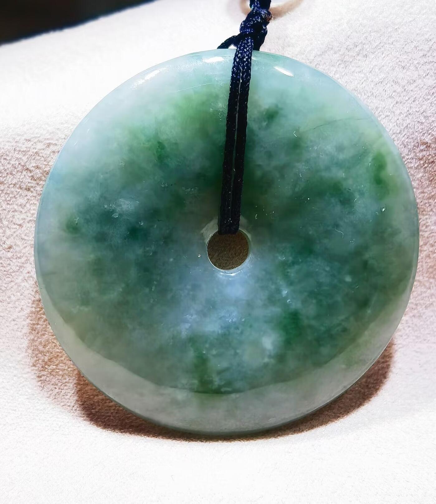 细糯种平安扣油青飘花，寓意吉祥、平平安安！尺寸:43mm*7mm自带国检证书！视频与实物色差约为0.1%