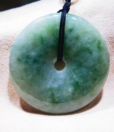 细糯种平安扣油青飘花，寓意吉祥、平平安安！尺寸:43mm*7mm自带国检证书！视频与实物色差约为0.1% - 细糯种平安扣油青飘花，寓意吉祥、平平安安！尺寸:43mm*7mm自带国检证书！视频与实物色差约为0.1%