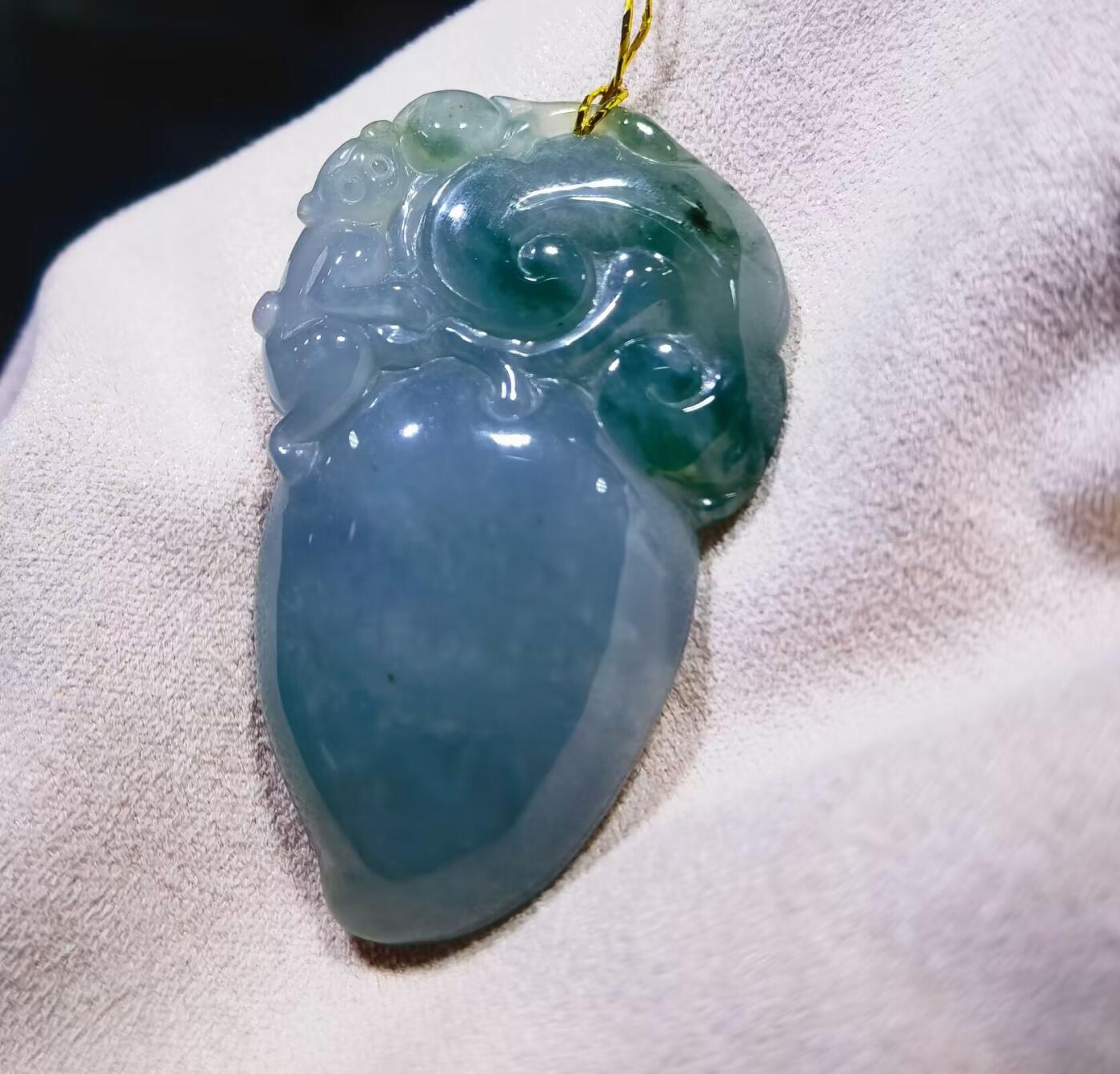 老坑口翡翠灵猴献寿油青，种水较好，灵猴献寿，尺寸:43mm*26mm*11mm老坑料水润度较高！店主非专业拍摄，因角度光线拍照跟视频曝光率不同可能会有轻微色差，视频近乎于实物色，几乎零色差！