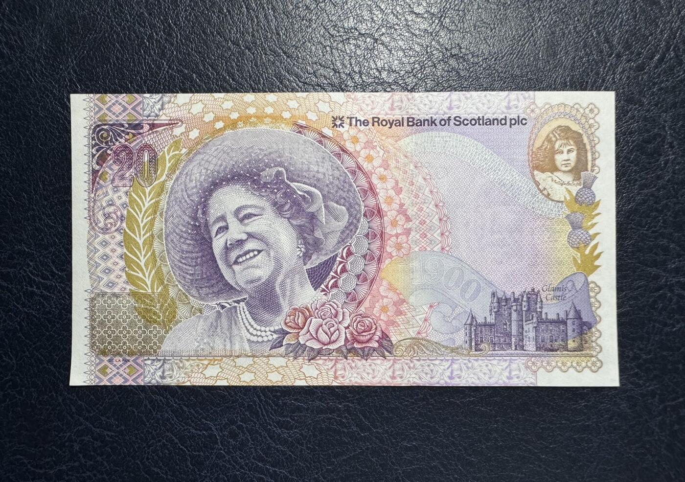 收藏联盟Quantum Auction 第378期拍卖  苏格兰皇家银行2000年20镑伊丽莎白王太后100周岁纪念钞 品相UNC 顶边有十分轻微的荧光点