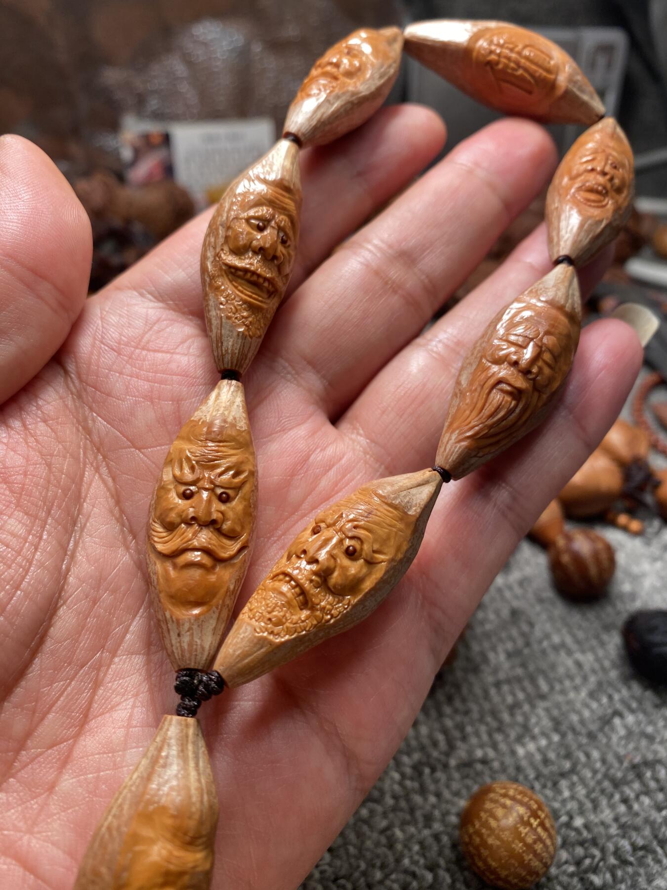 苏工核雕放漏价 福利苏工核雕手工柳叶老籽七星罗汉，手串手持，一年能包桨的硬货尺寸1。6x4.35喜欢的来价格不贵